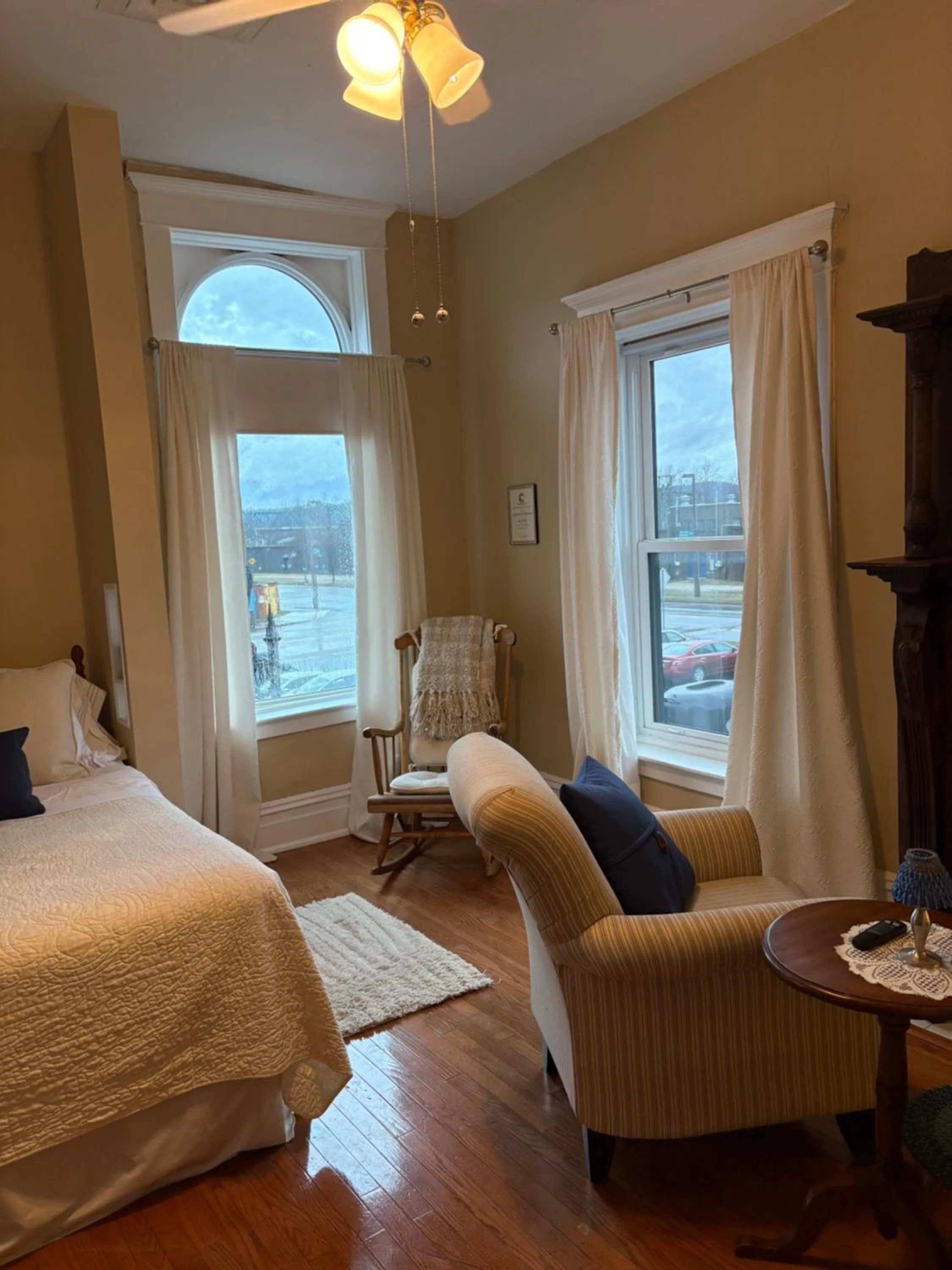 Seating area, Bed in Chessie Room