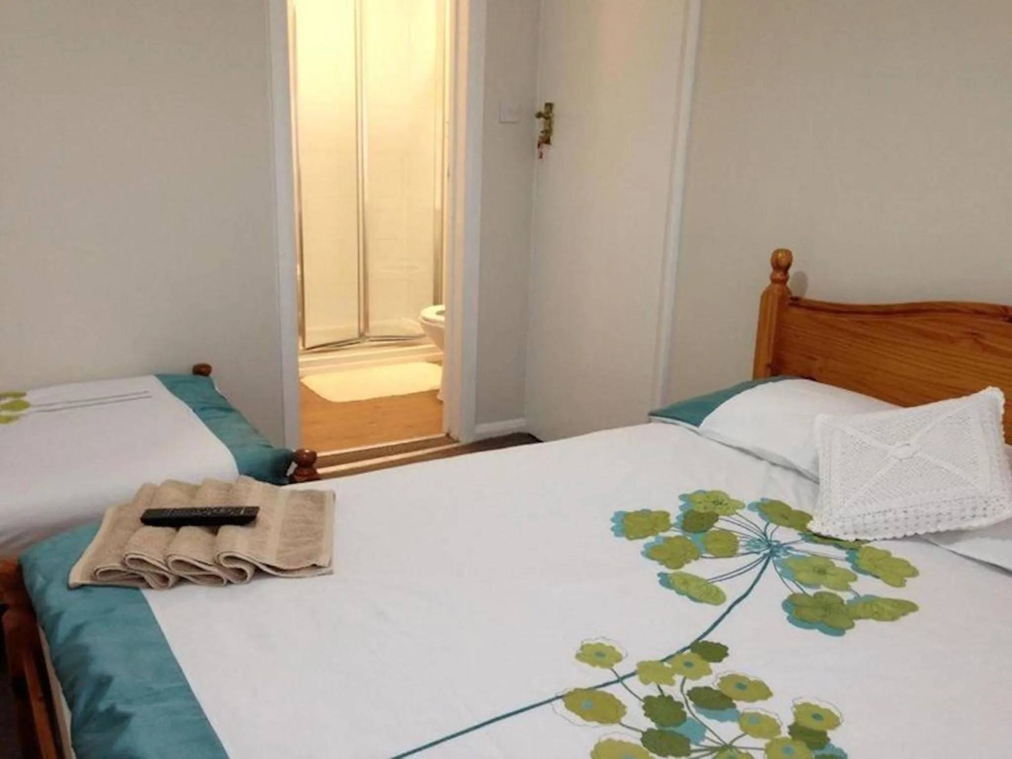 Bed in Comfortable Family room with Tv, Free Fast Wifi, Sleeps 3