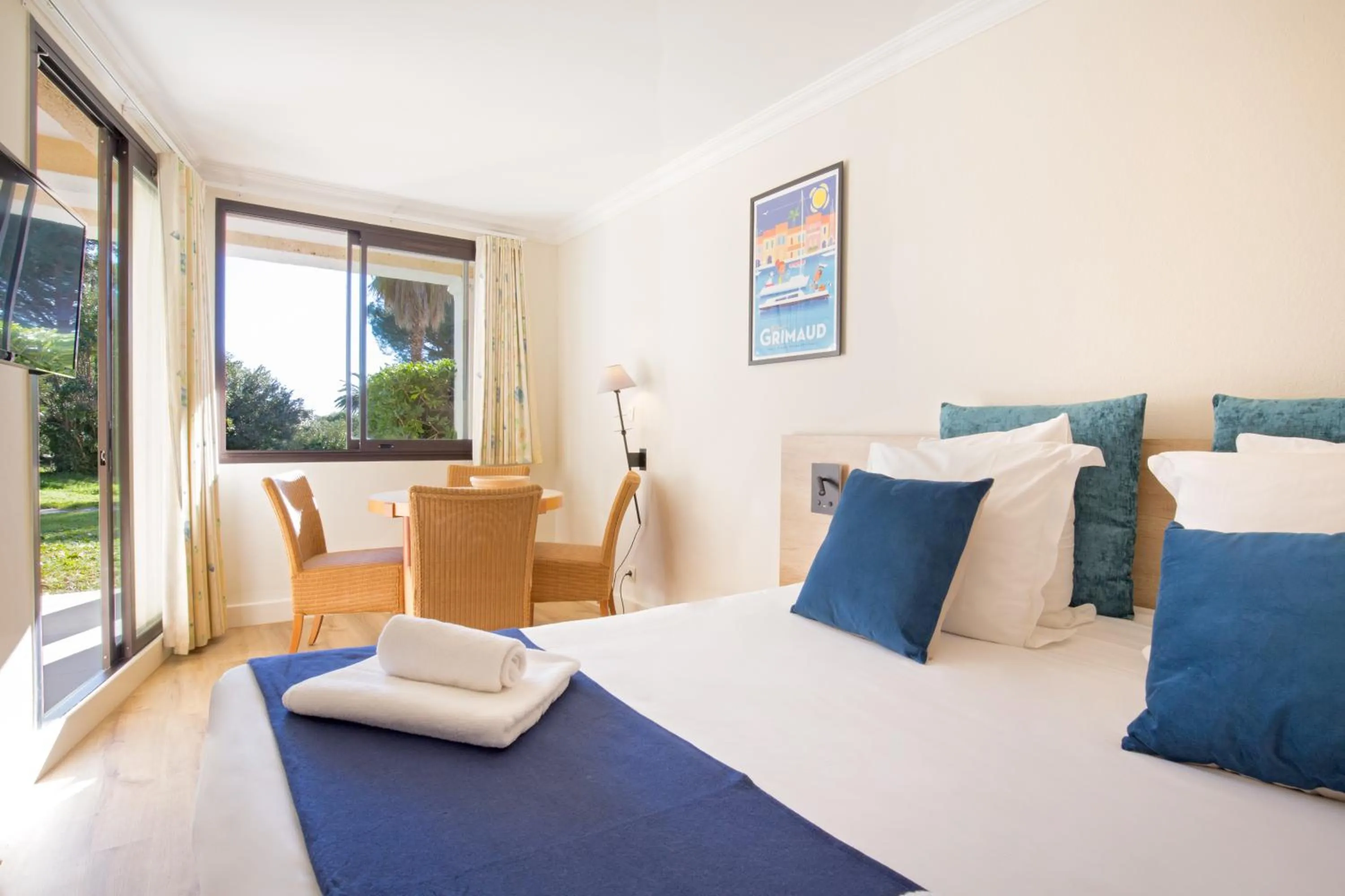 Bedroom, Bed in SOWELL Family Hôtel Port Grimaud