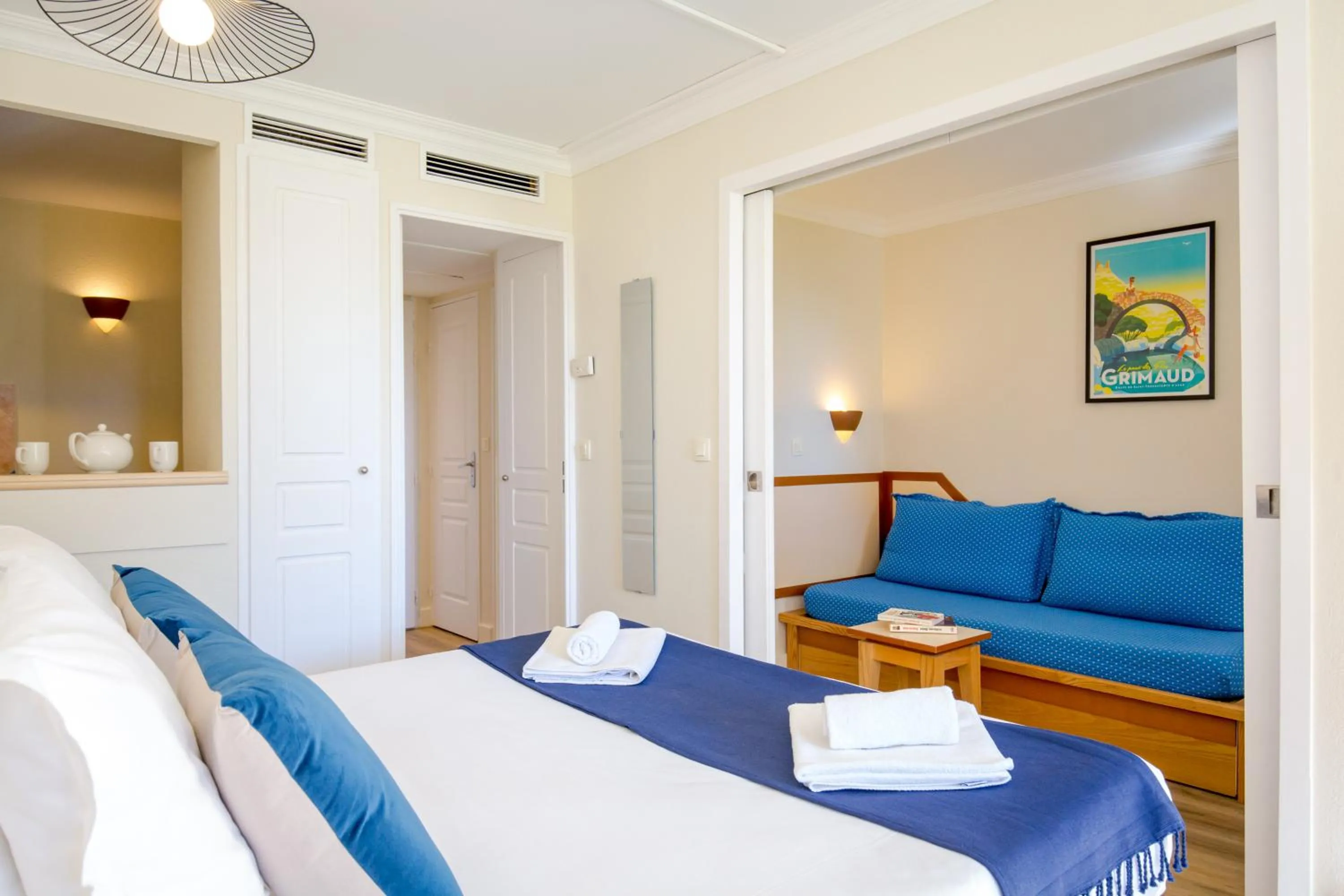 Bedroom, Bed in SOWELL Family Hôtel Port Grimaud