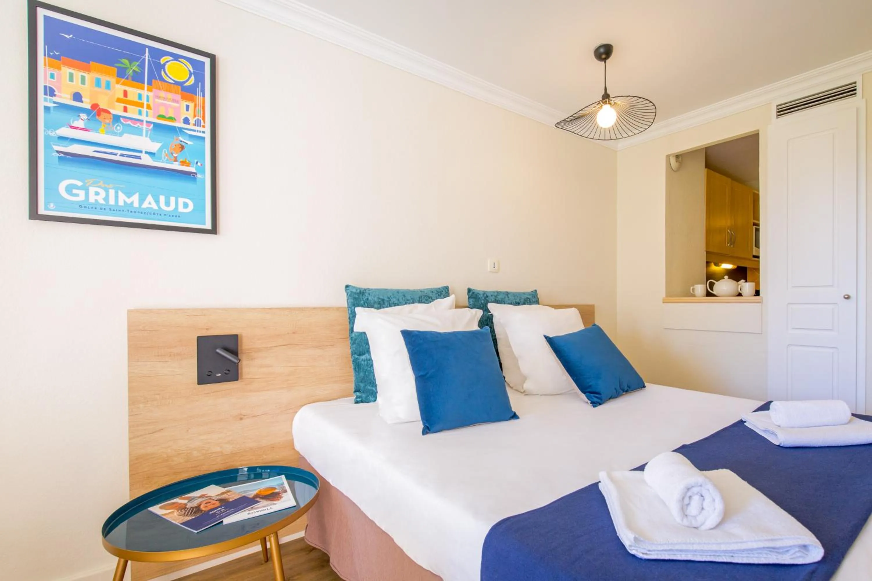 Bedroom, Bed in SOWELL Family Hôtel Port Grimaud