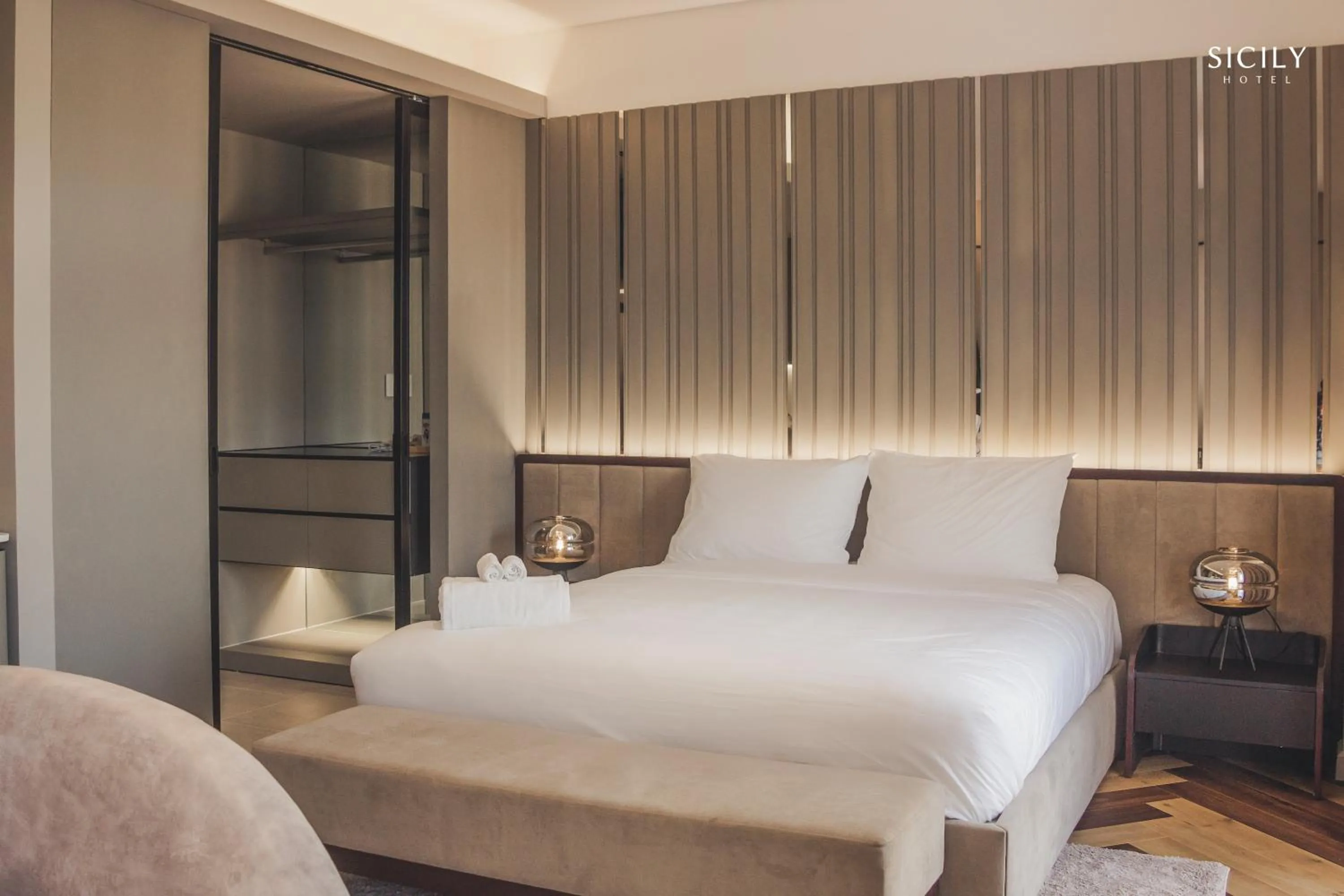 Bed in Sicily Hotel Grand World Phú Quốc