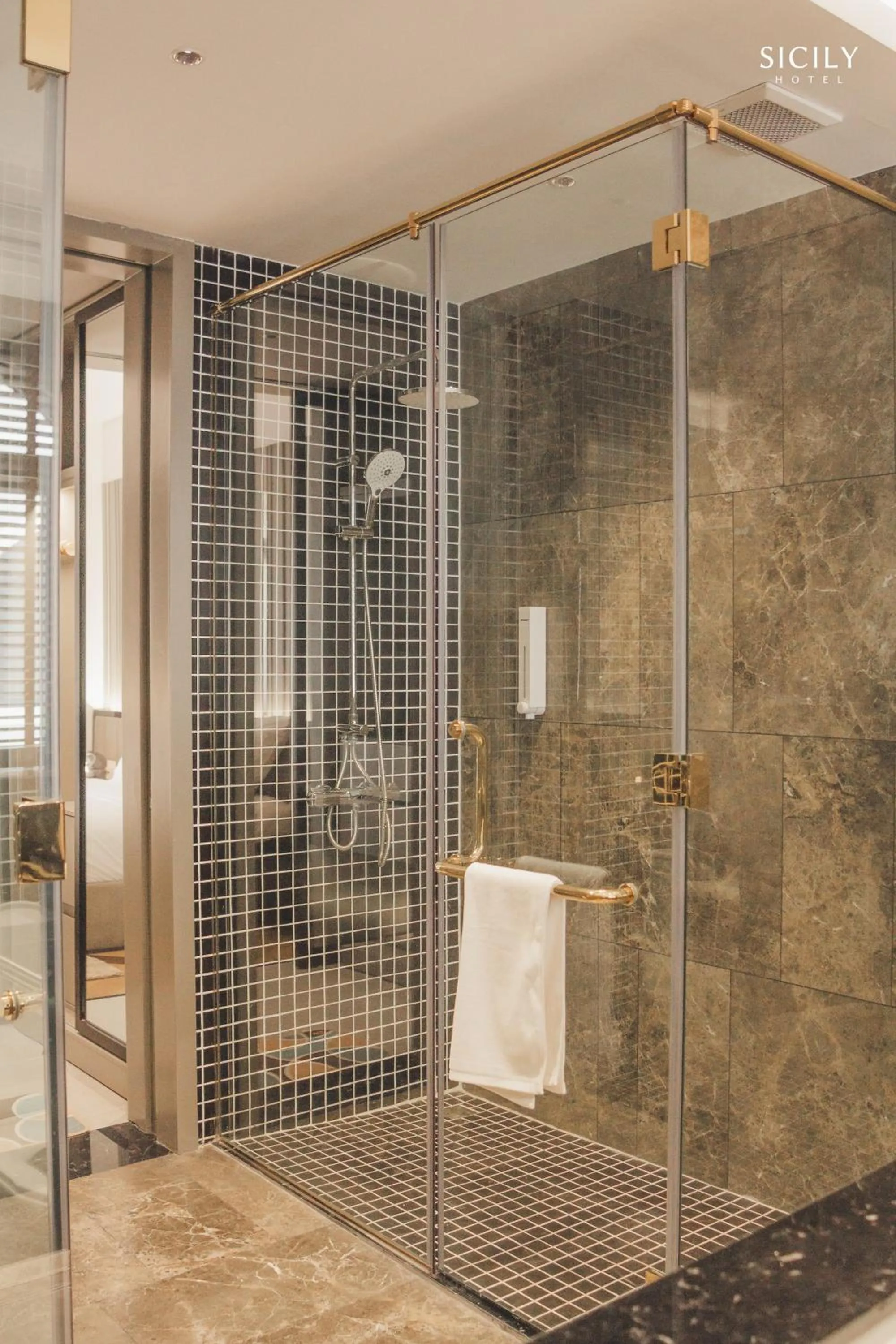 Shower in Sicily Hotel Grand World Phú Quốc