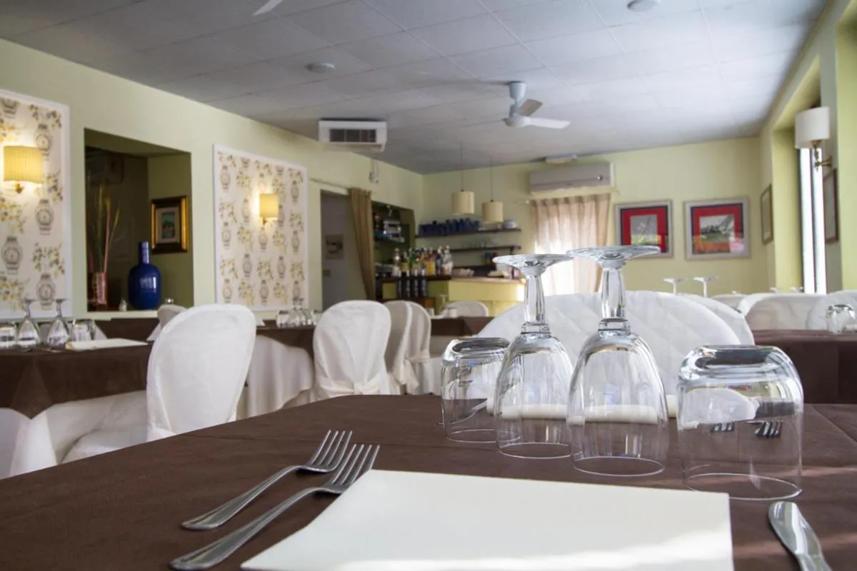 Restaurant/places to eat in Hotel Marinella