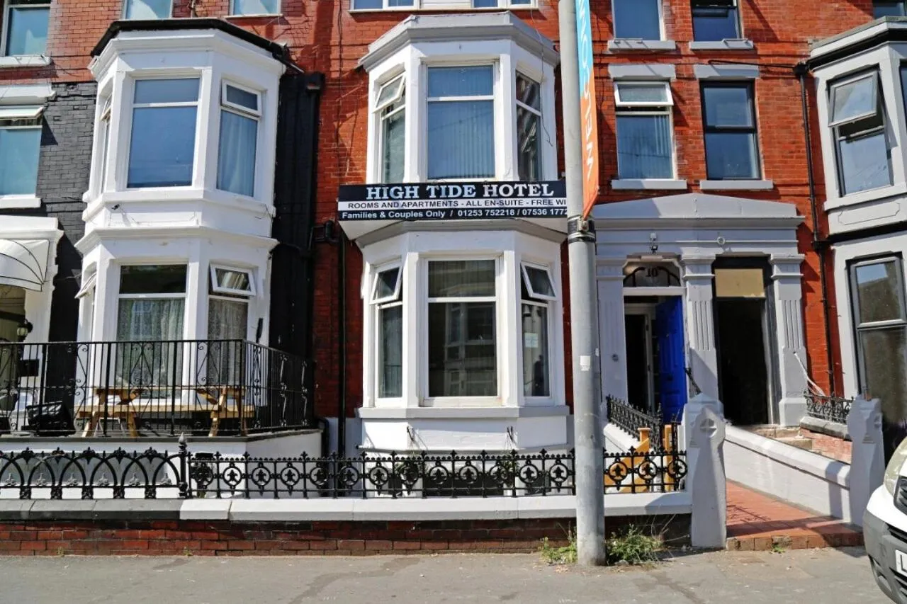 Facade/entrance in High Tide Hotel Oyo