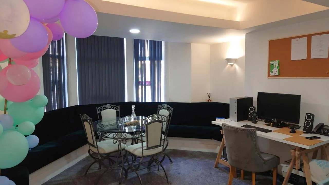 Restaurant/places to eat in High Tide Hotel Oyo