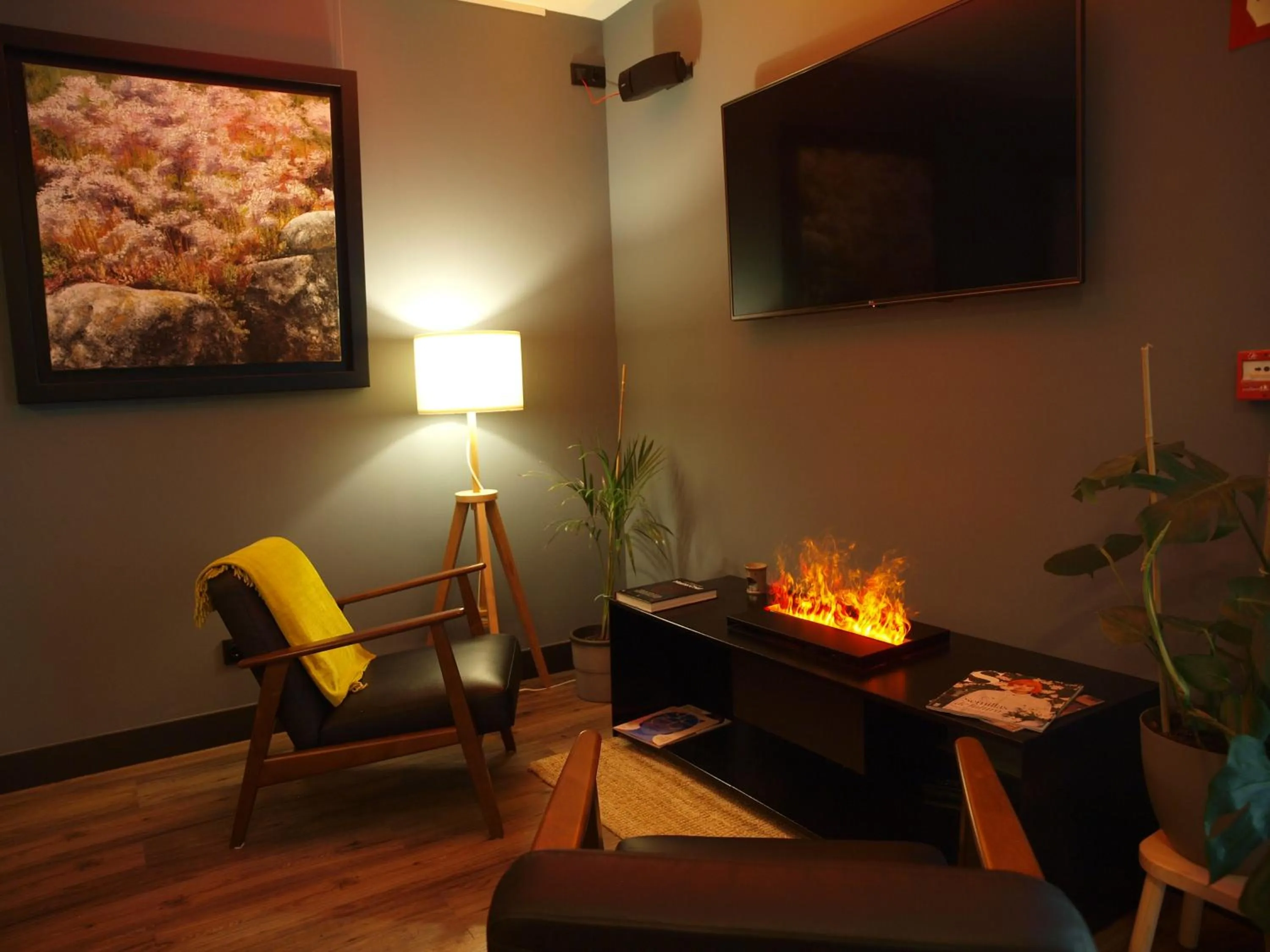 Communal lounge/ TV room in M&UGA Hotela