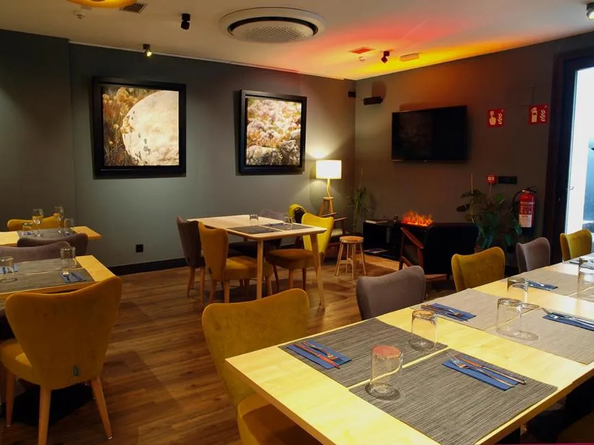 Restaurant/places to eat in M&UGA Hotela