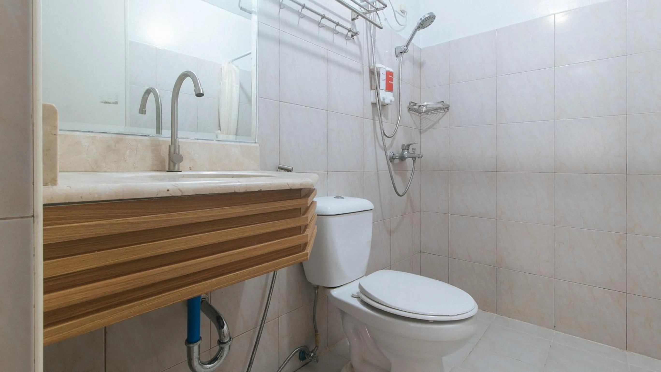 Shower in RedDoorz at BP International Powerhouse Inc near SM Manila