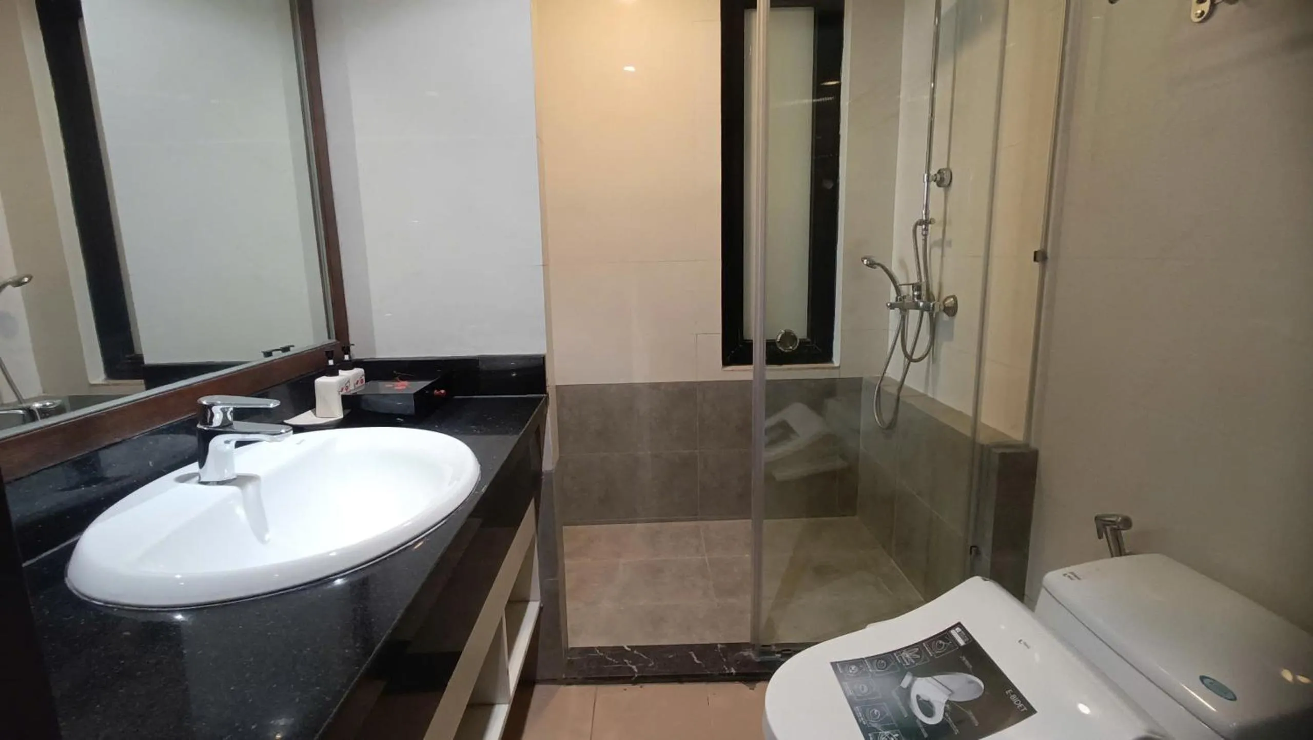 Shower in Ping Diamond Hotel Hanoi