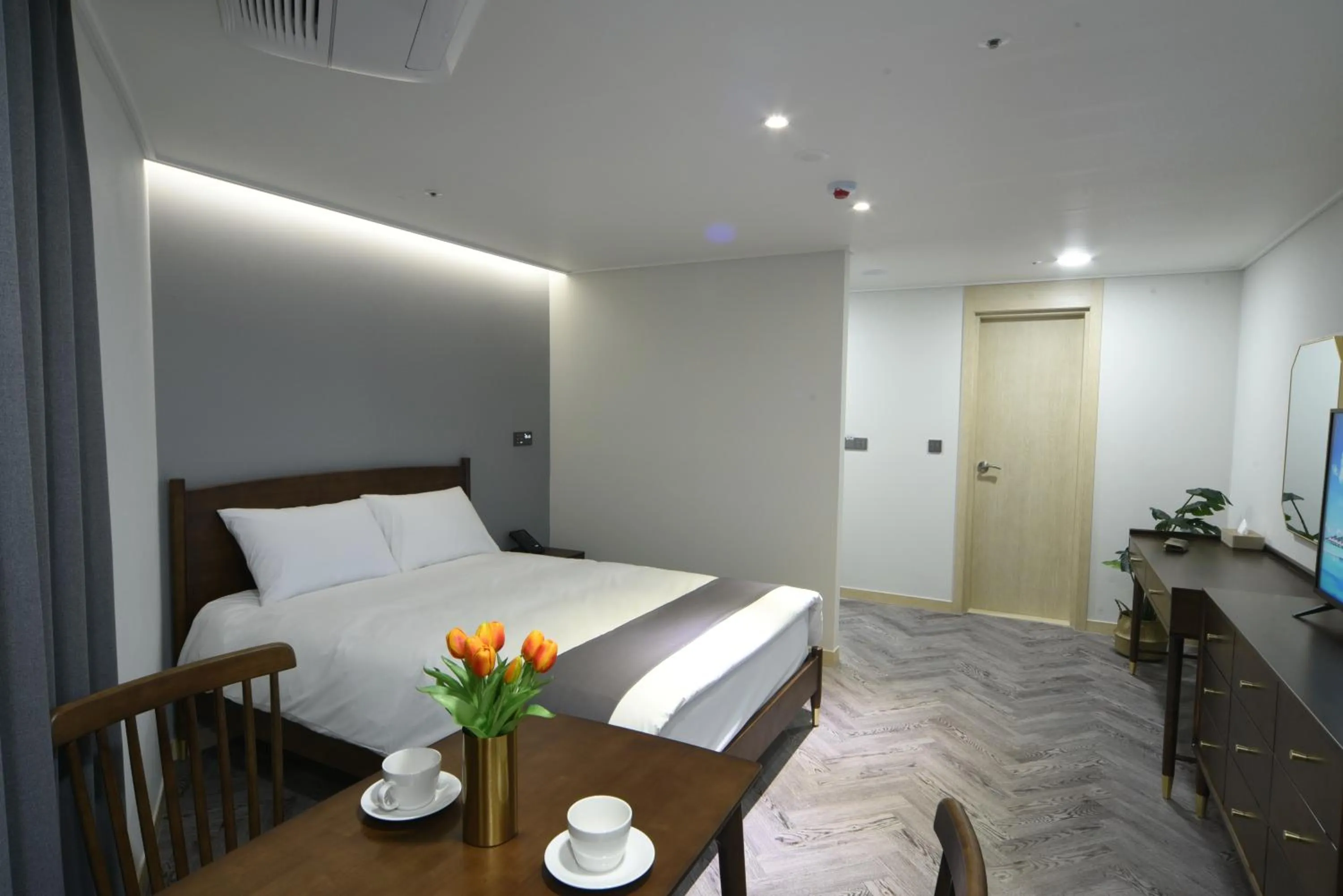 Shower, Bed in Haeundae Central Hotel