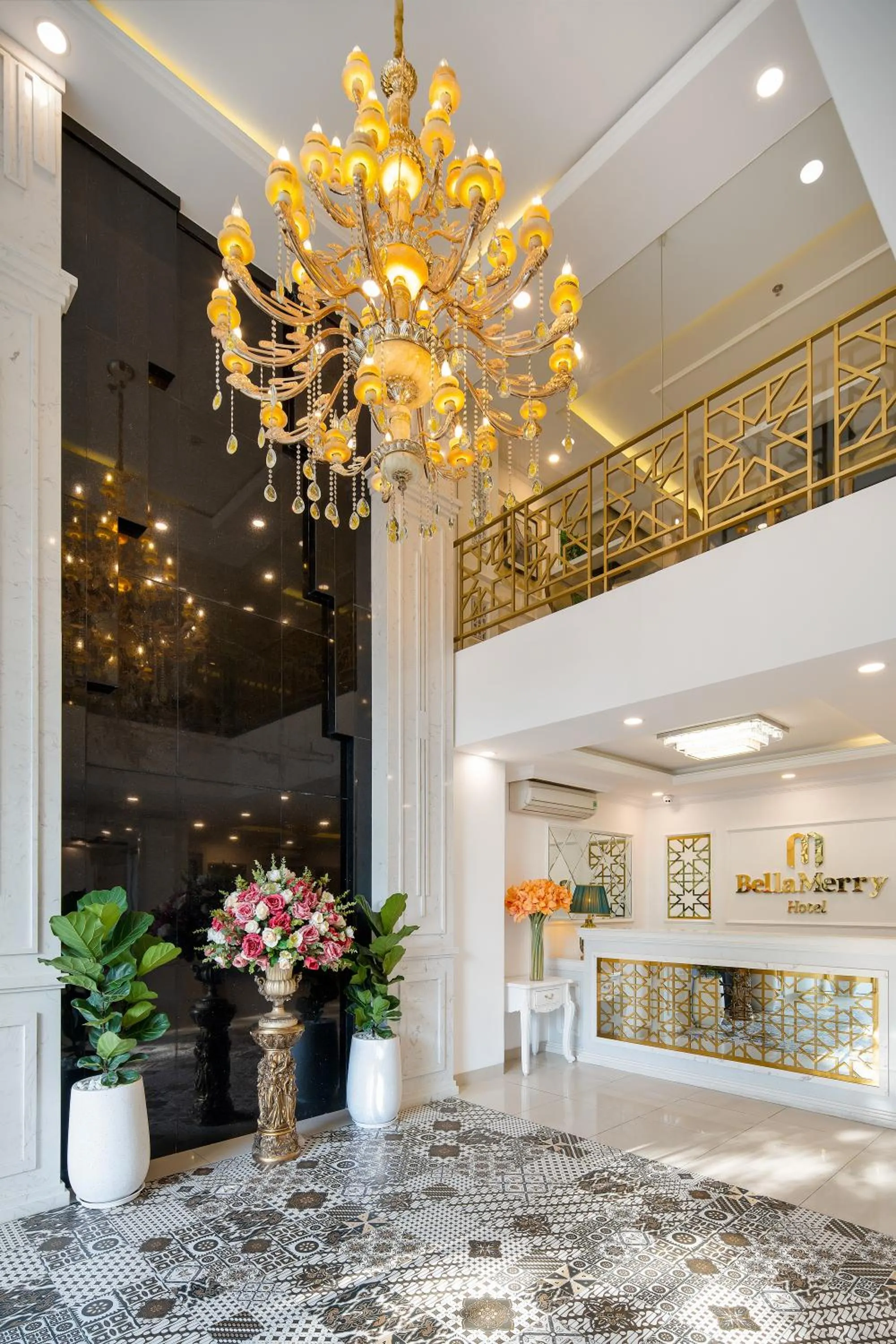 Lobby or reception in Bella Merry Hotel and Apartment - 100M To The My Khe Beach