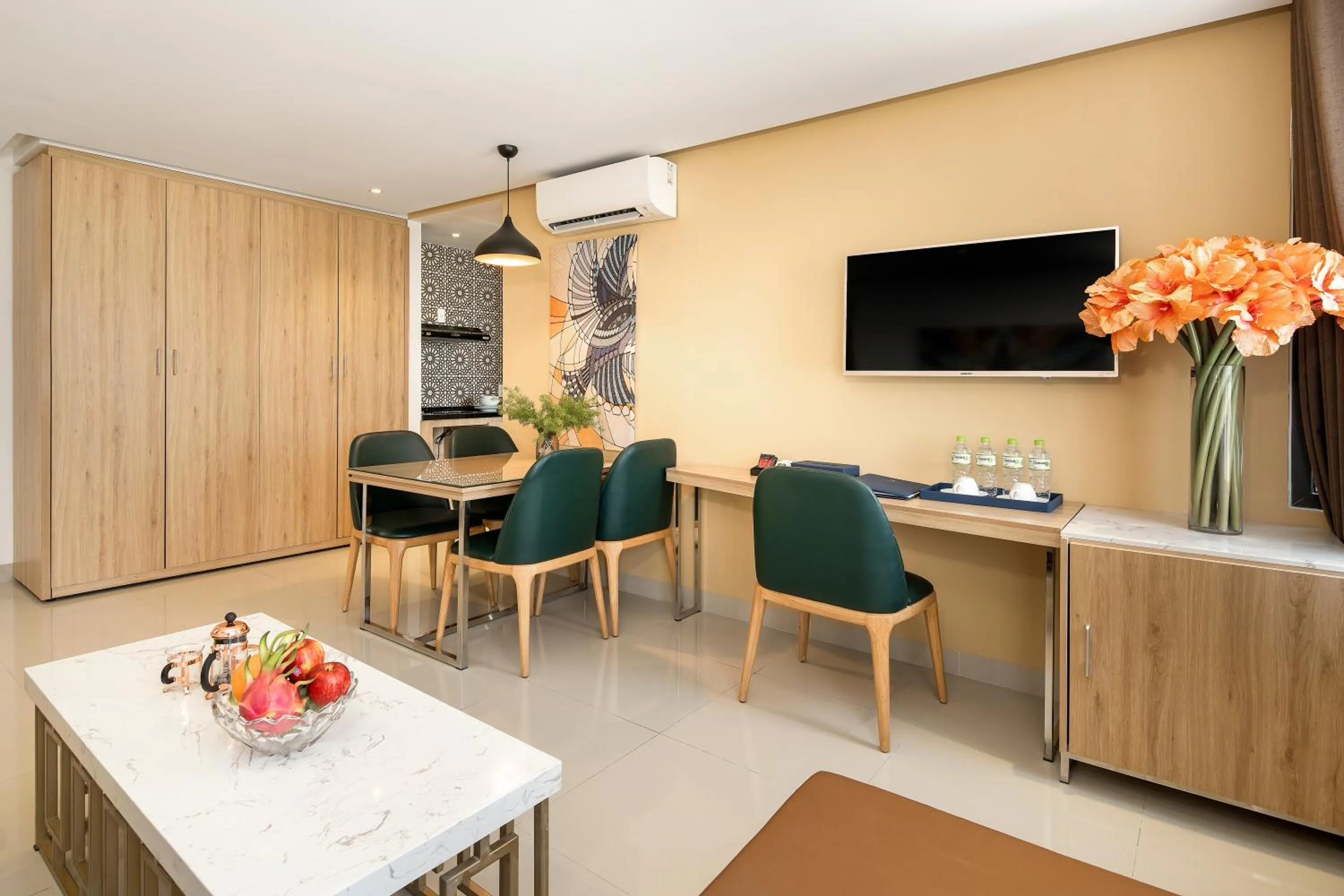 Communal lounge/ TV room in Bella Merry Hotel and Apartment - 100M To The My Khe Beach