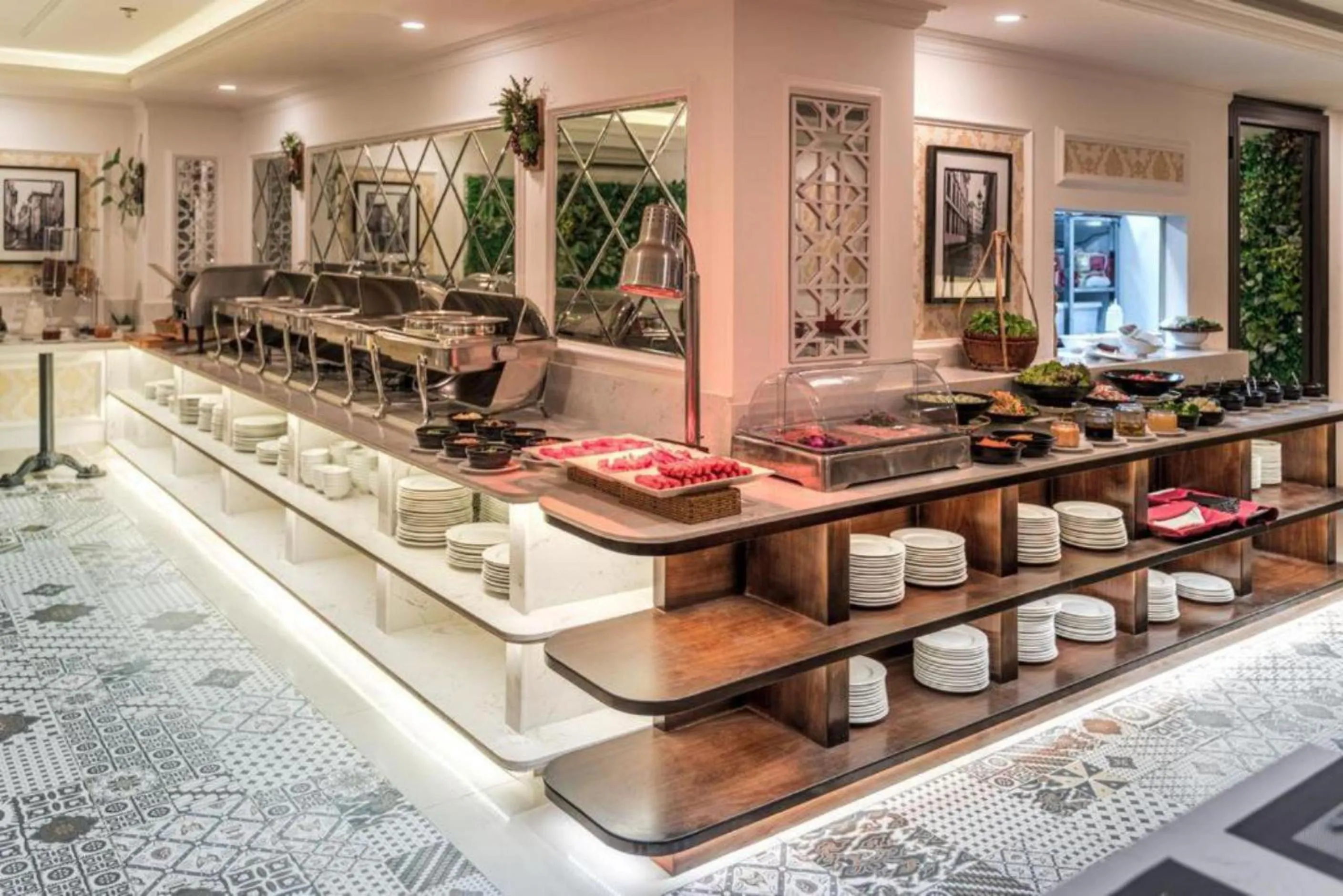 Restaurant/places to eat in Bella Merry Hotel and Apartment - 100M To The My Khe Beach