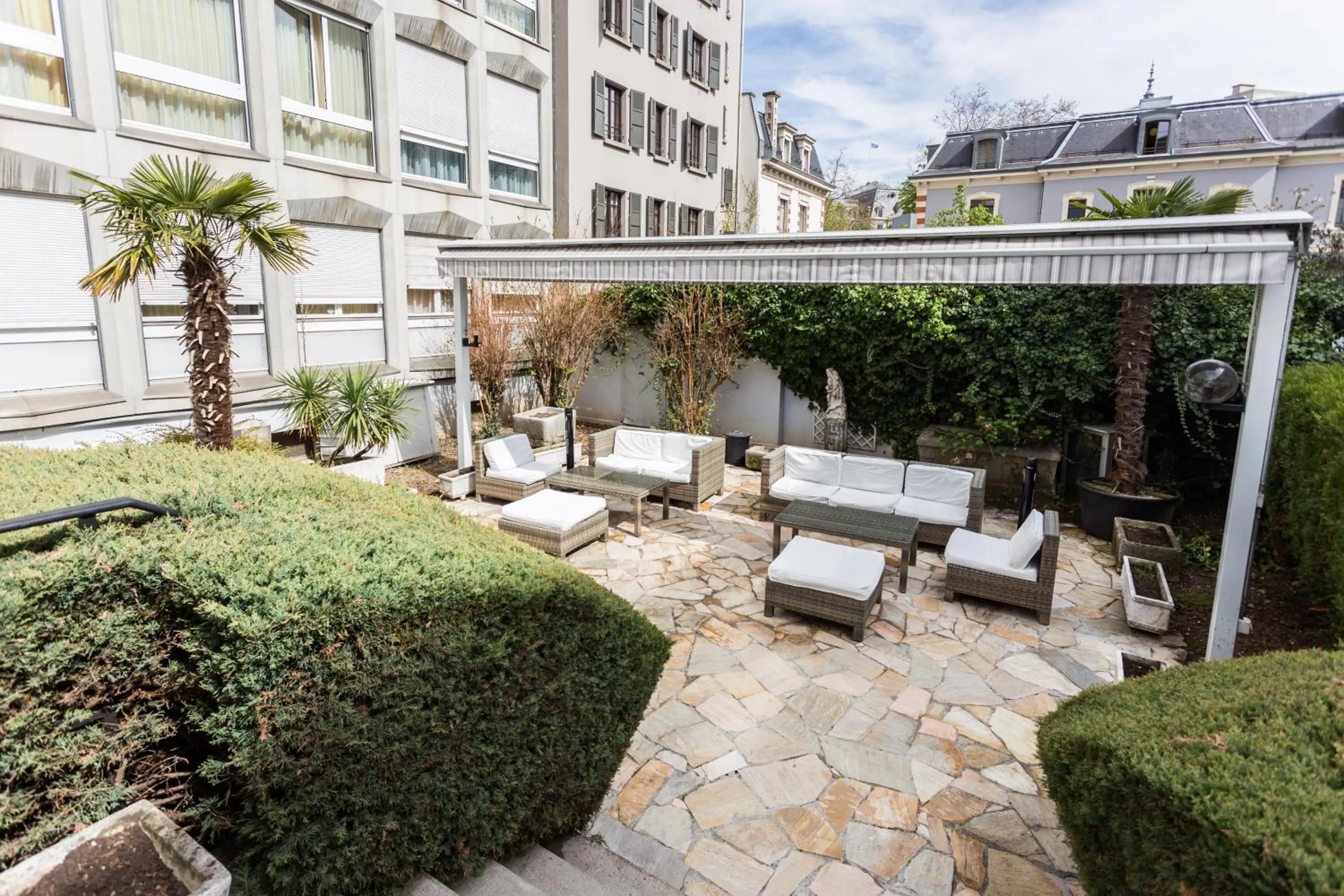 Patio in Drake Longchamp