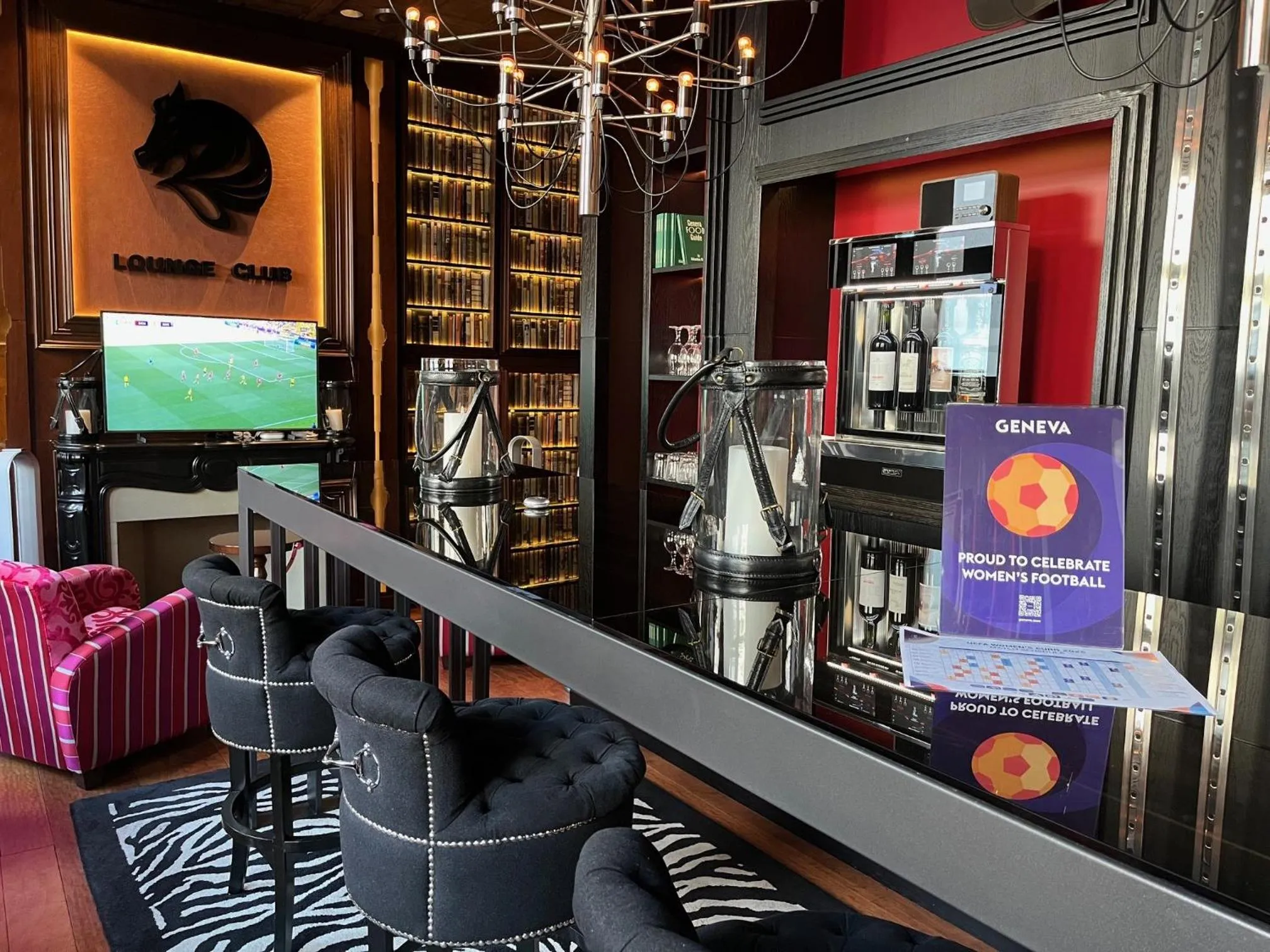 Restaurant/places to eat in Drake Longchamp