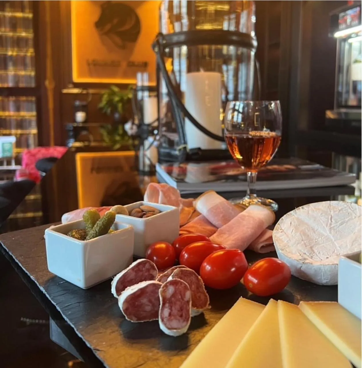 Restaurant/places to eat in Drake Longchamp