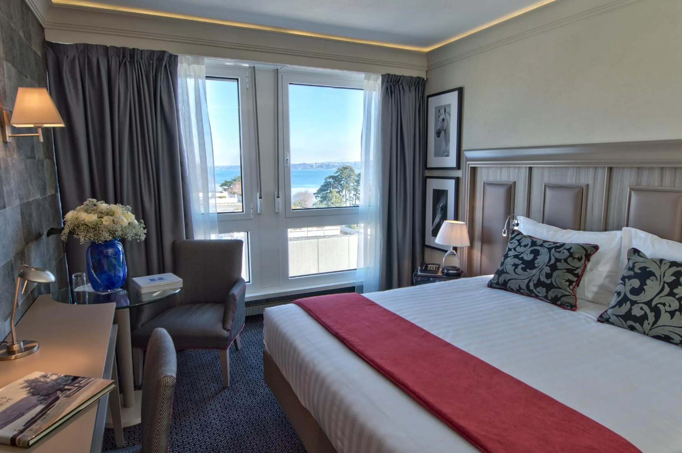 Bedroom, Bed in Drake Longchamp