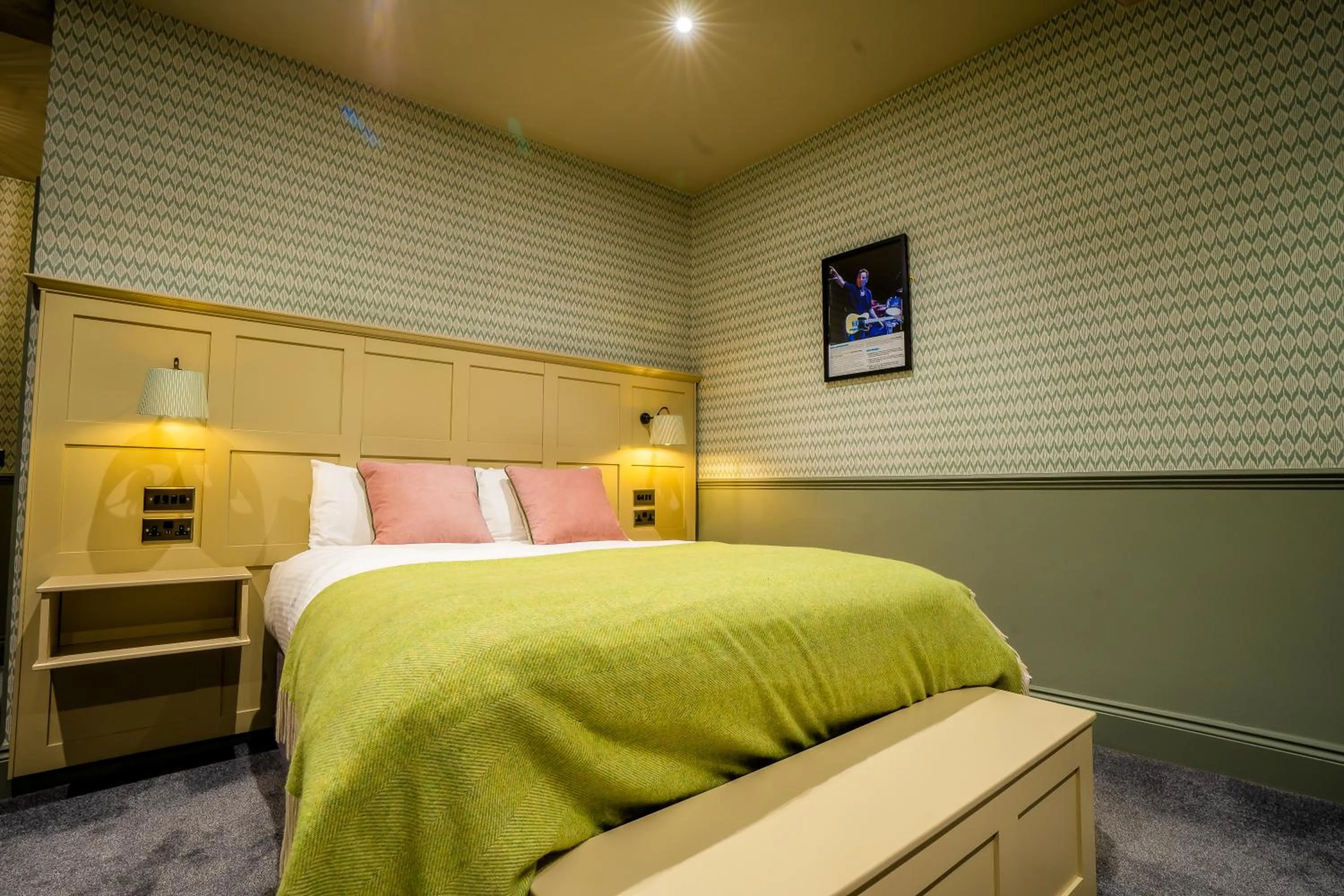 Bedroom, Bed in The Crown Hotel