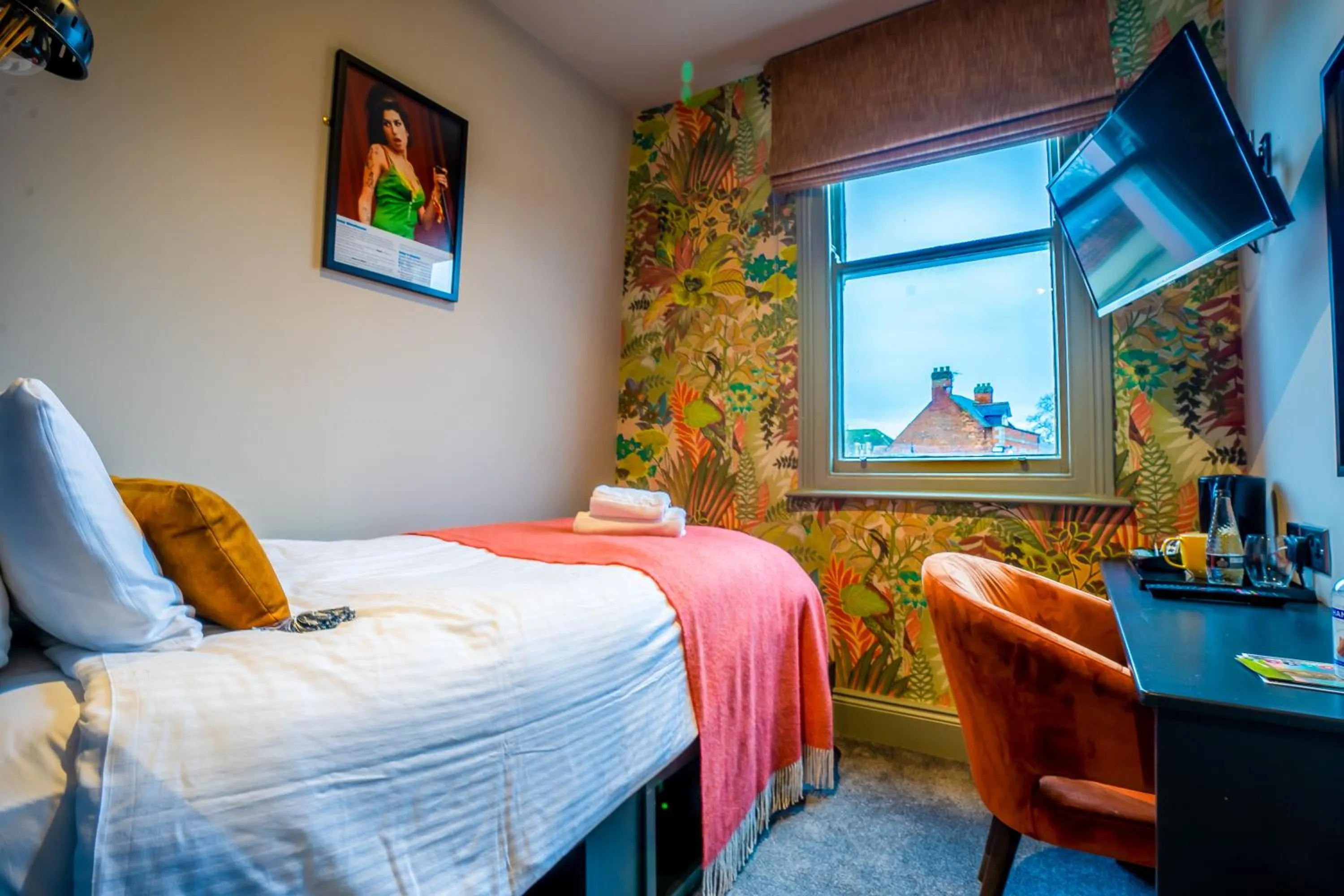 Bedroom, Bed in The Crown Hotel