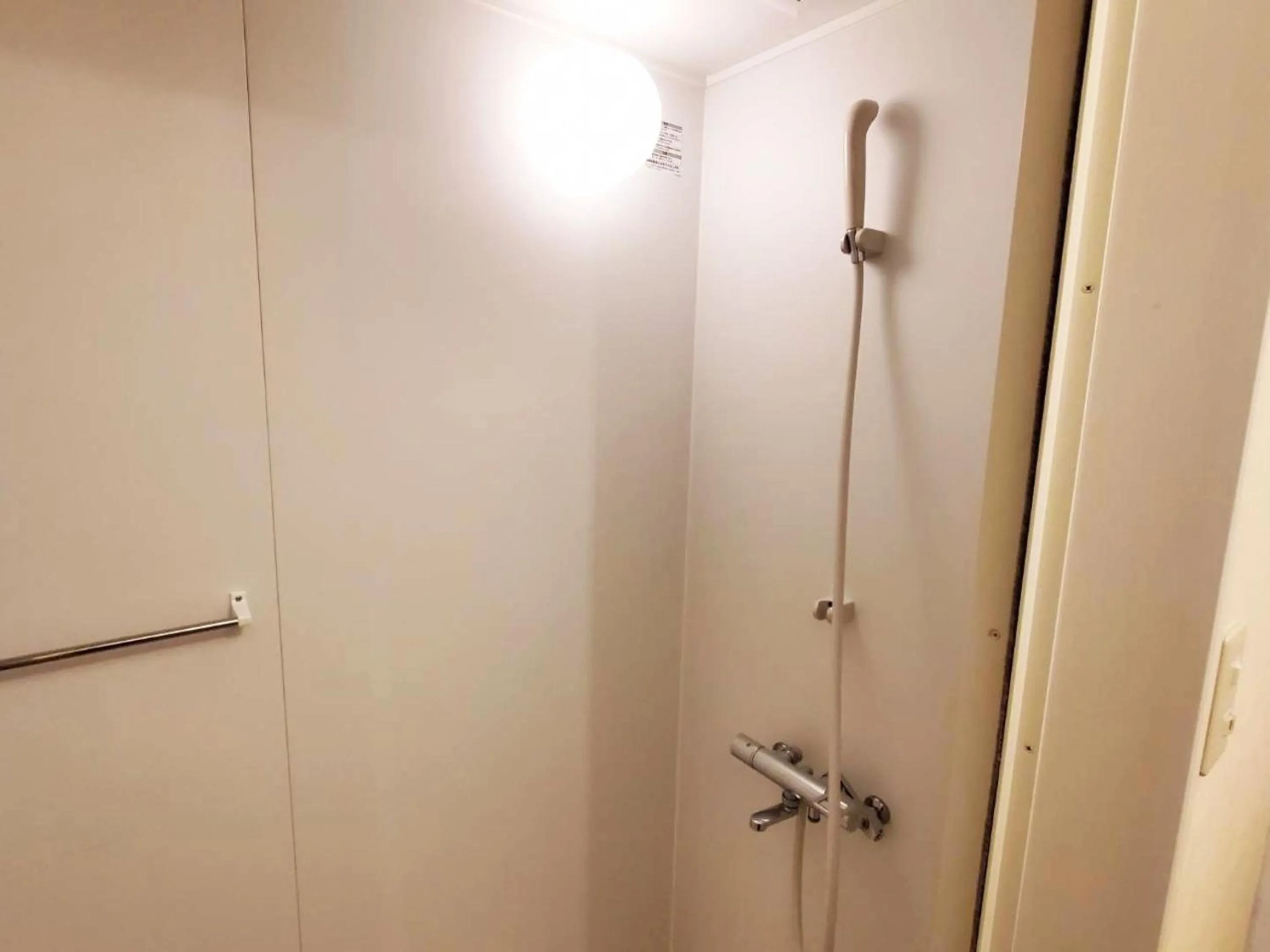Shower in ゲストハウス EZO Run Sapporo 札幌中心部でシンプルな滞在ができるホステル