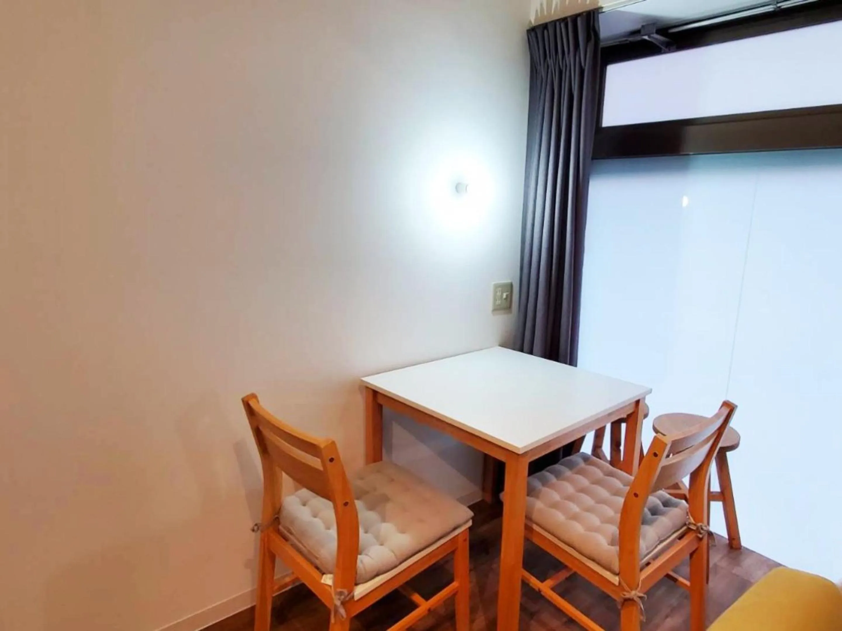 Dining area in ゲストハウス EZO Run Sapporo 札幌中心部でシンプルな滞在ができるホステル