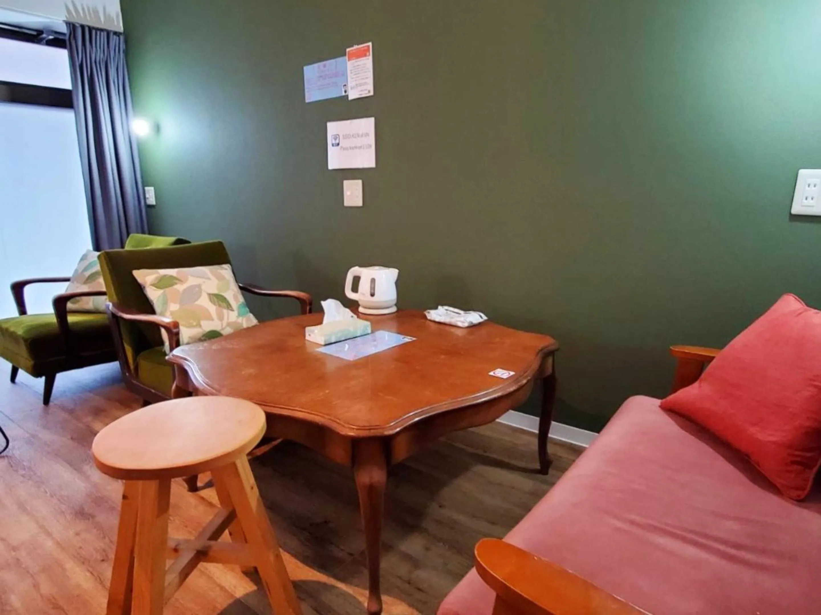 Communal lounge/ TV room in ゲストハウス EZO Run Sapporo 札幌中心部でシンプルな滞在ができるホステル