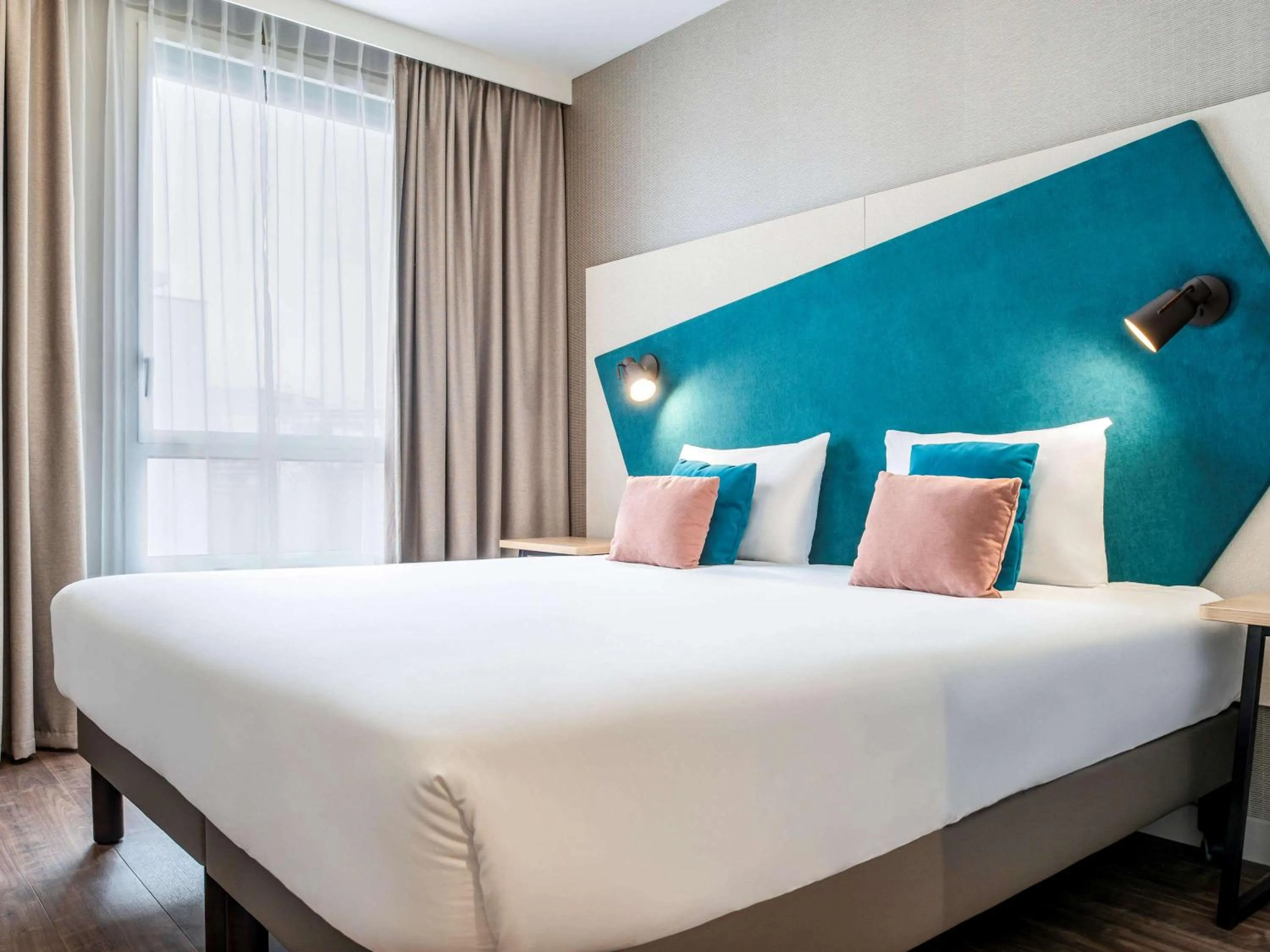 Superior One-Bedroom Apartment with Balcony (4 Adults) in Aparthotel Adagio Paris Suresnes Longchamp