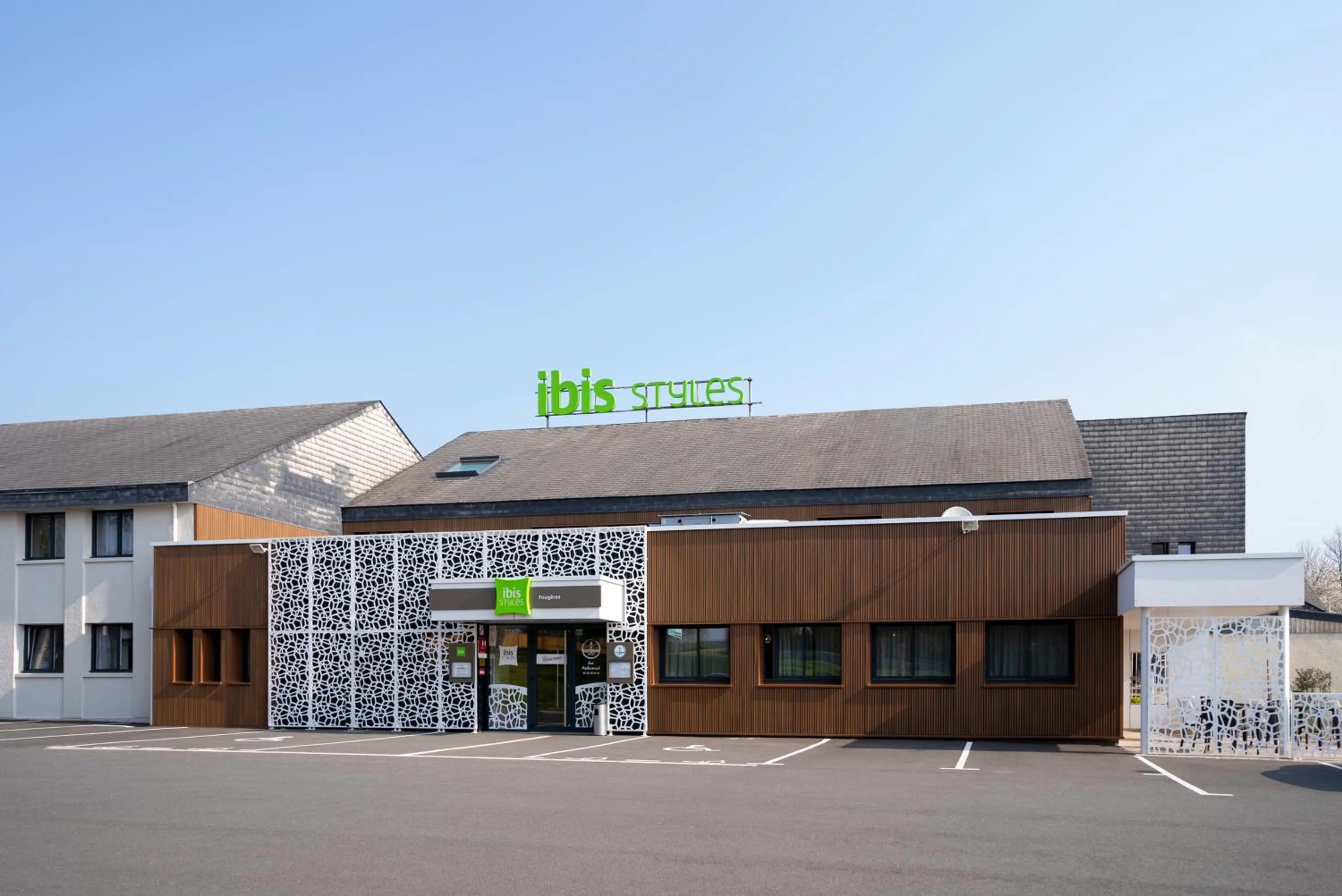Property building in ibis Styles Fougeres