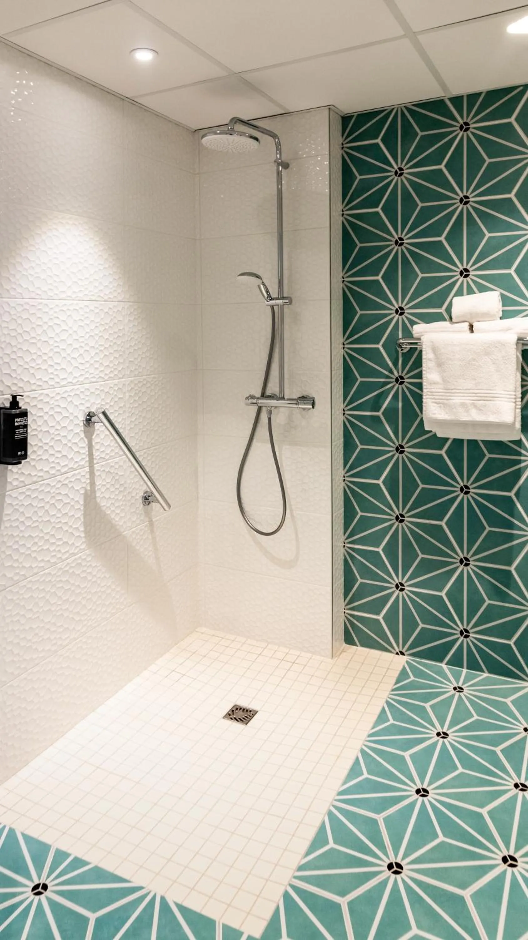 Shower in ibis Styles Fougeres