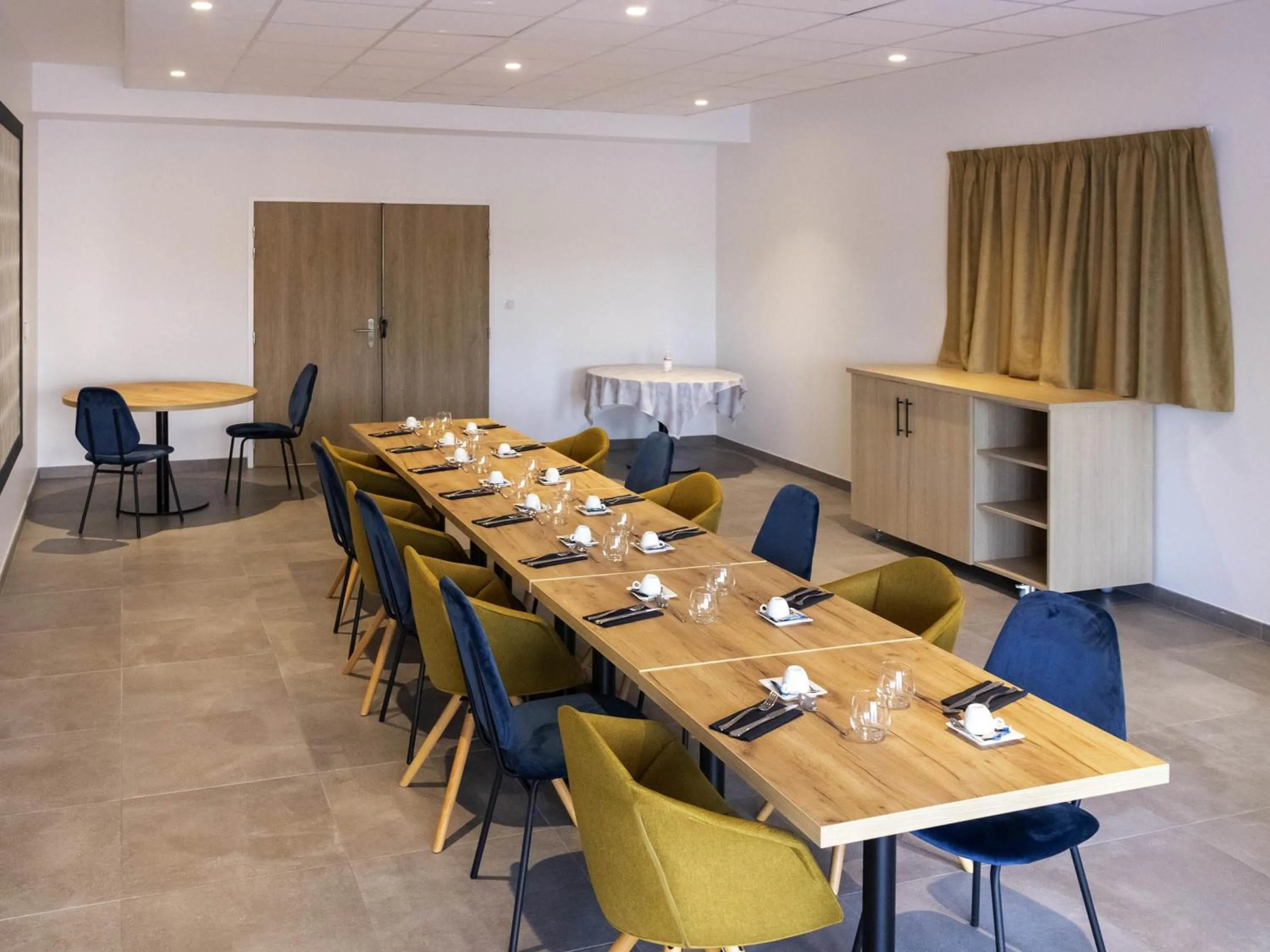 Meeting/conference room in ibis Styles Fougeres