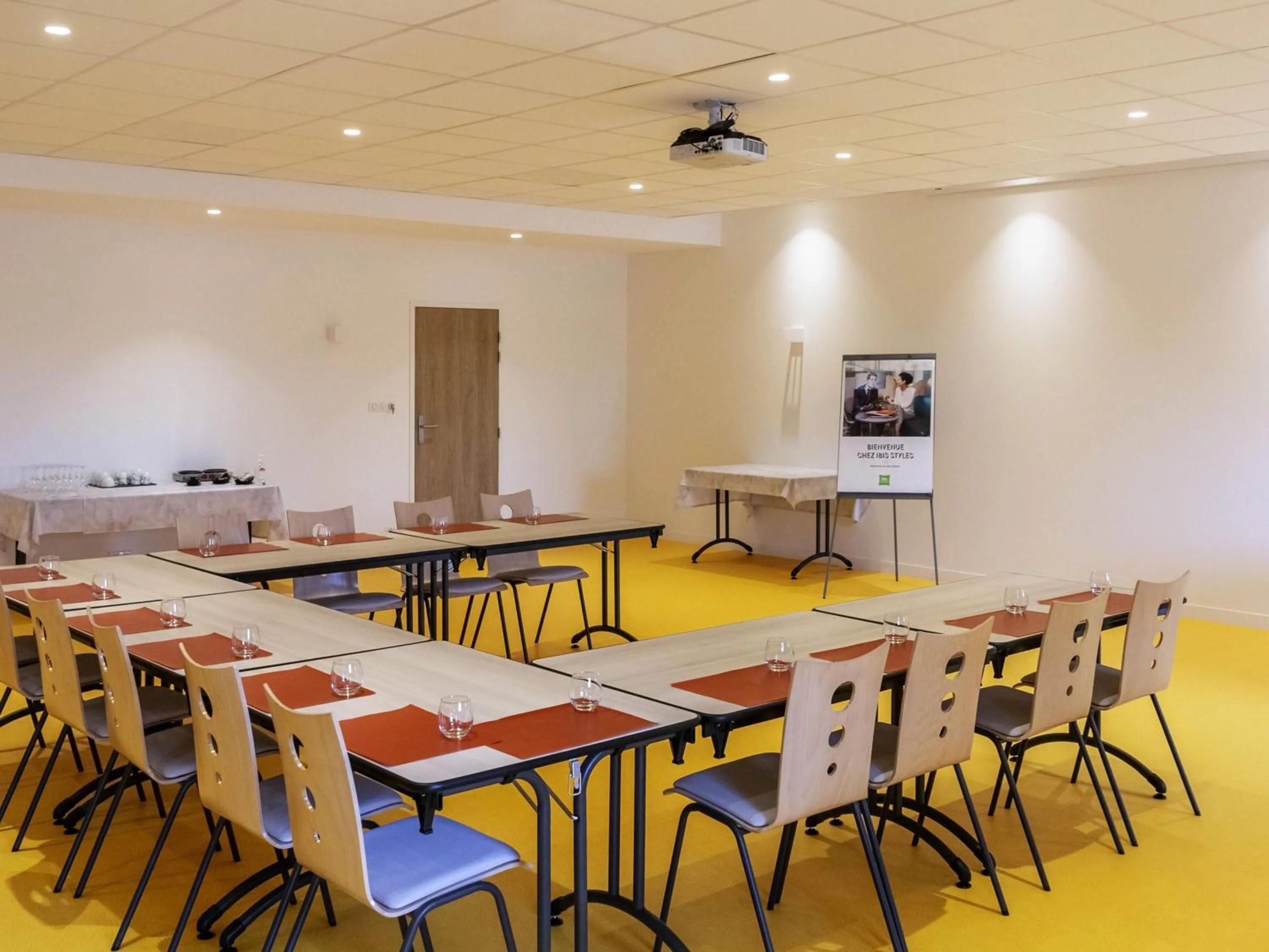 Meeting/conference room in ibis Styles Fougeres