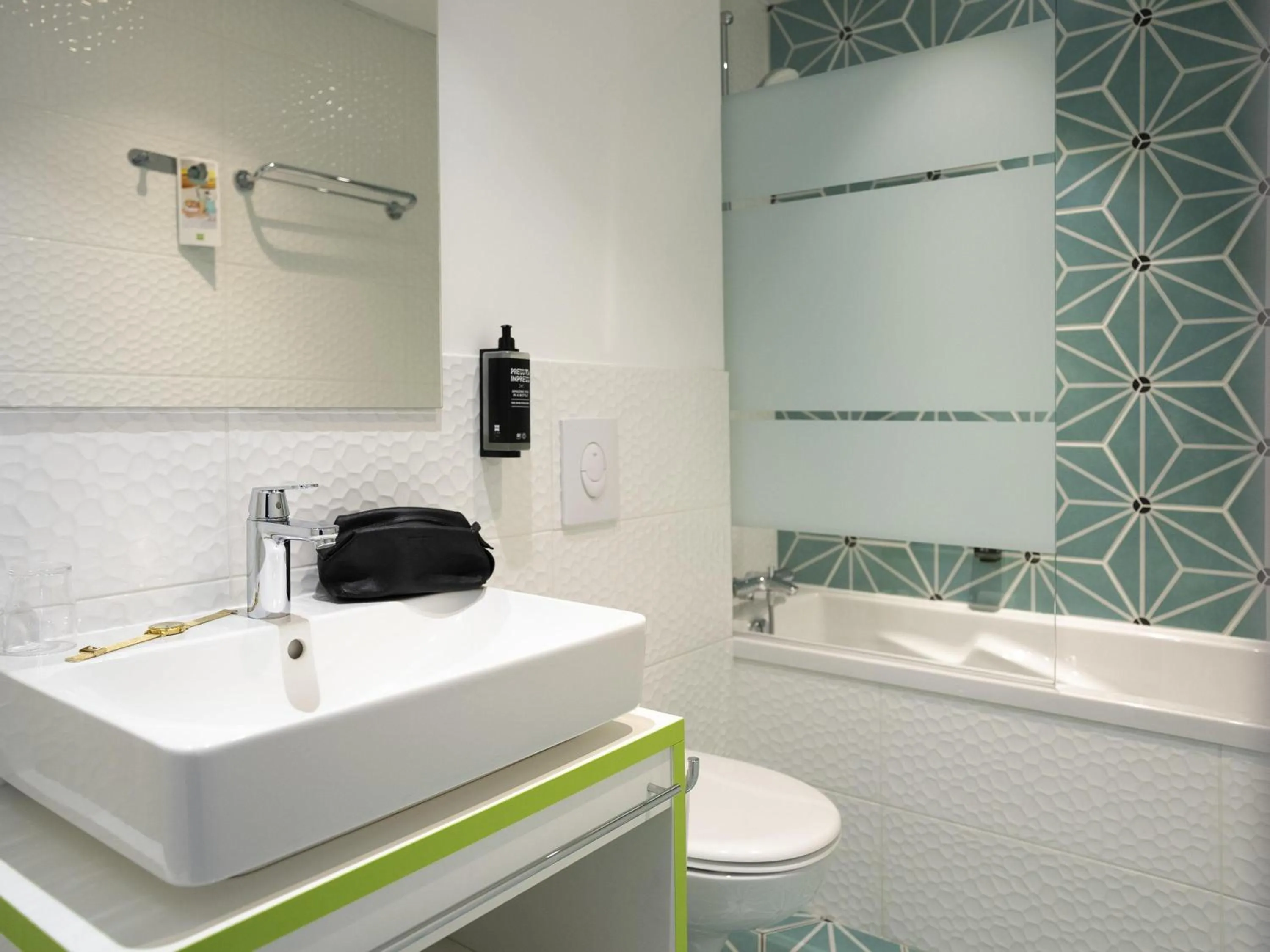 Bedroom in ibis Styles Fougeres