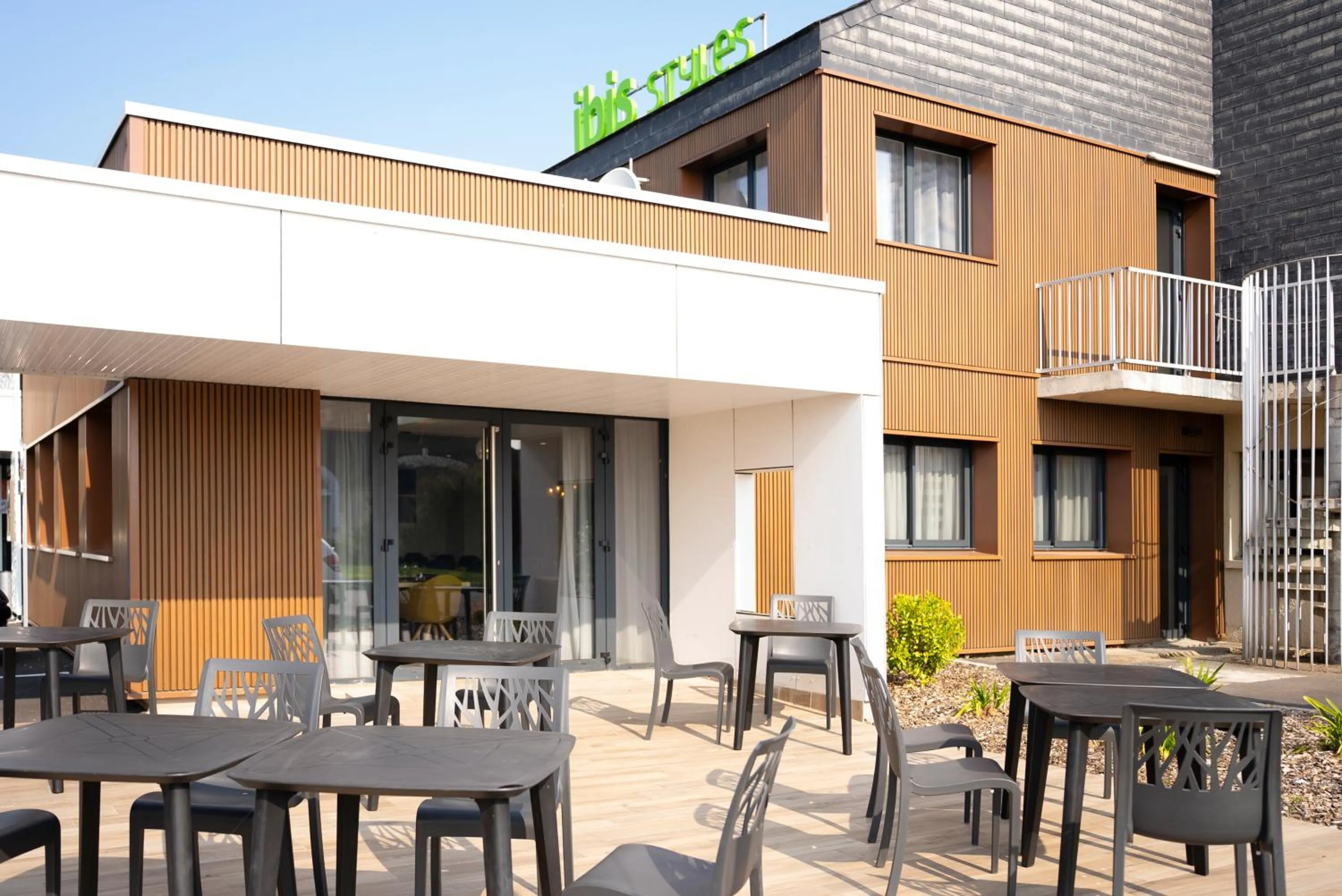Patio in ibis Styles Fougeres
