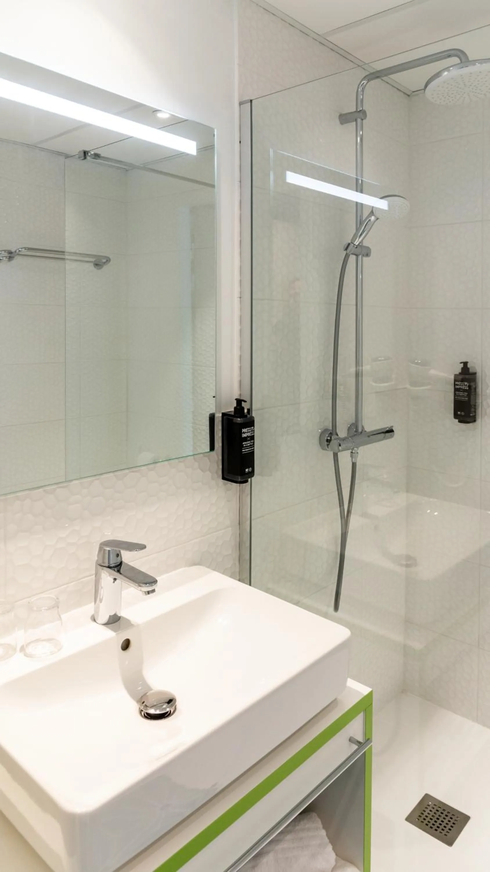 Shower in ibis Styles Fougeres