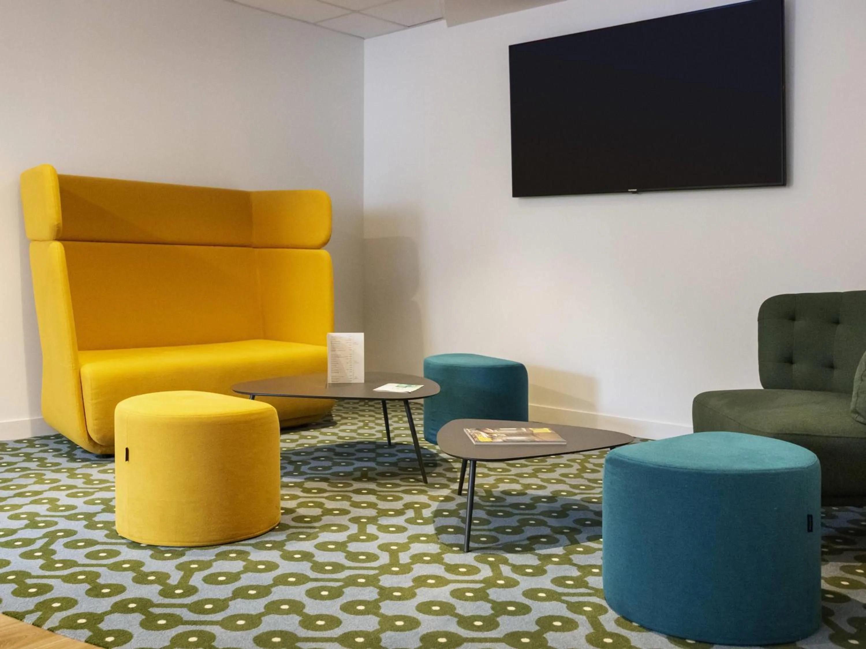 Lounge or bar in ibis Styles Fougeres