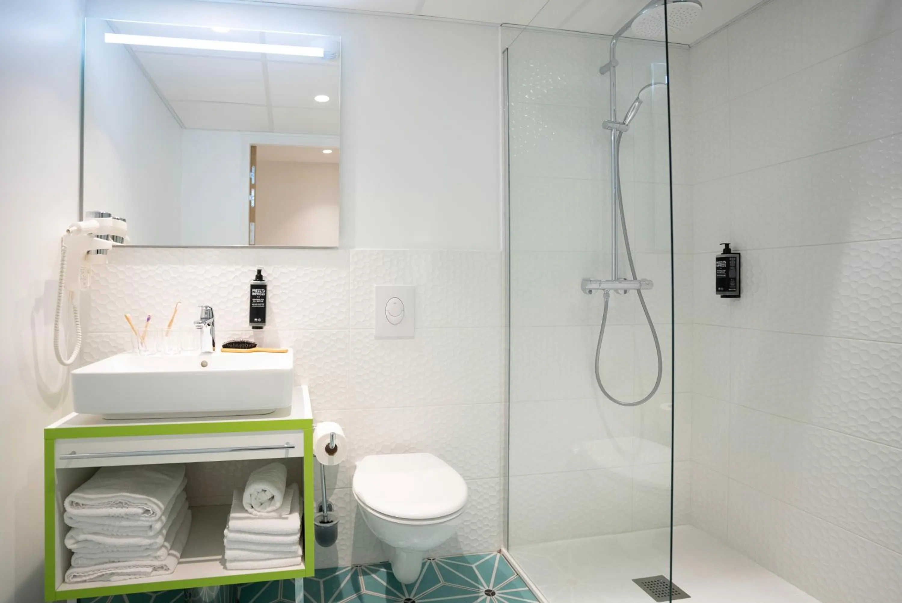 Shower in ibis Styles Fougeres