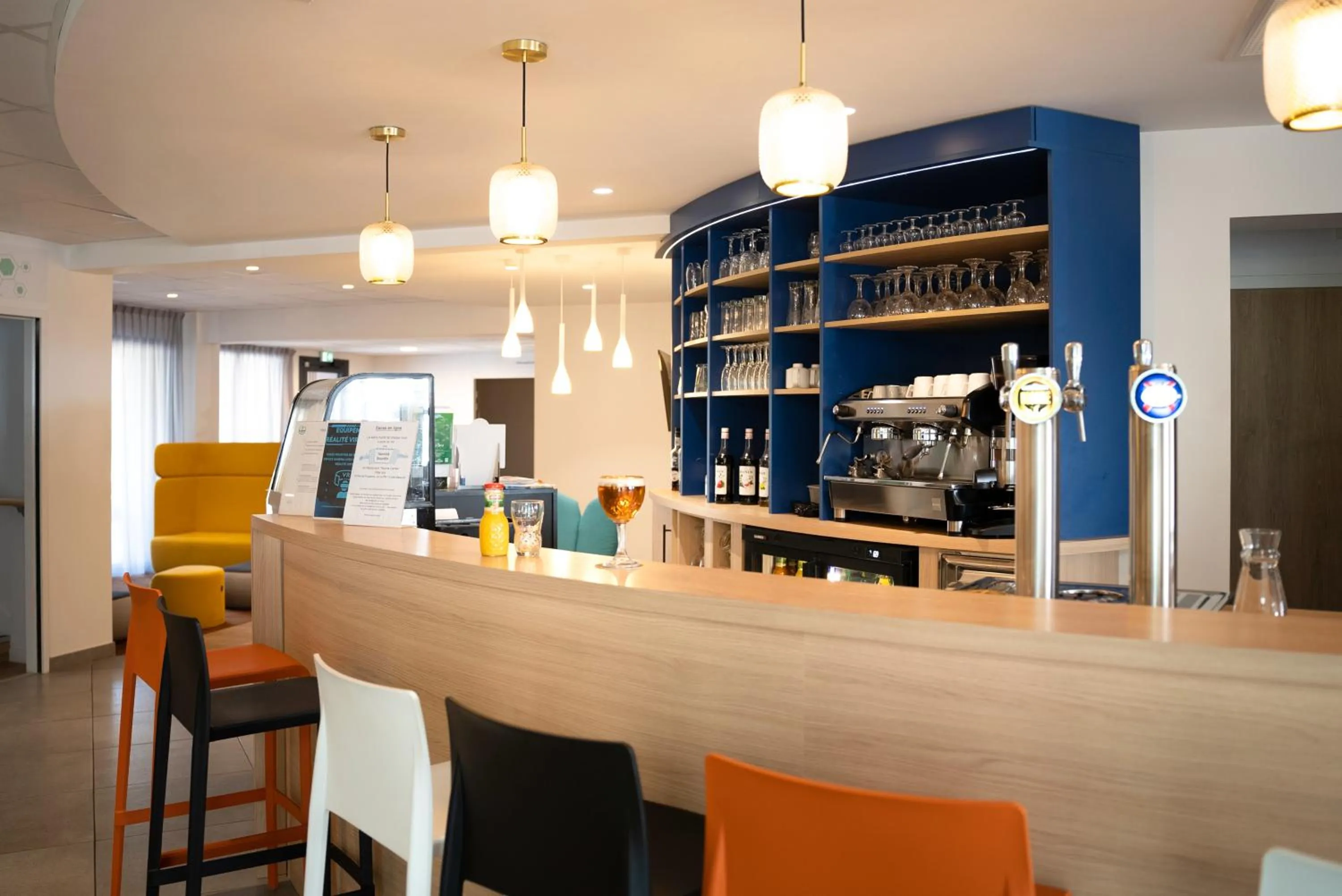 Lounge or bar in ibis Styles Fougeres