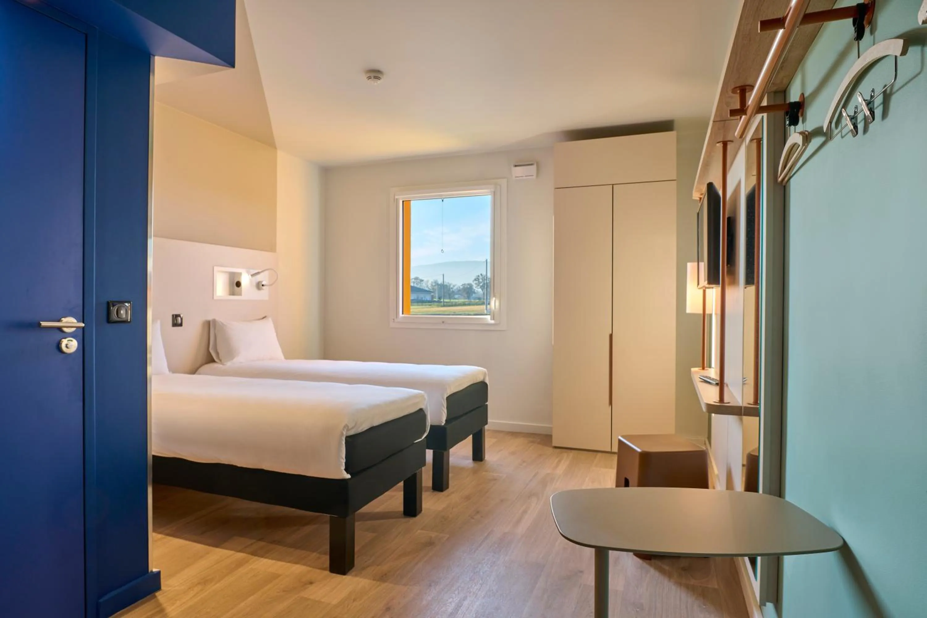 Photo of the whole room, Bed in Ibis Budget Nangy Annemasse