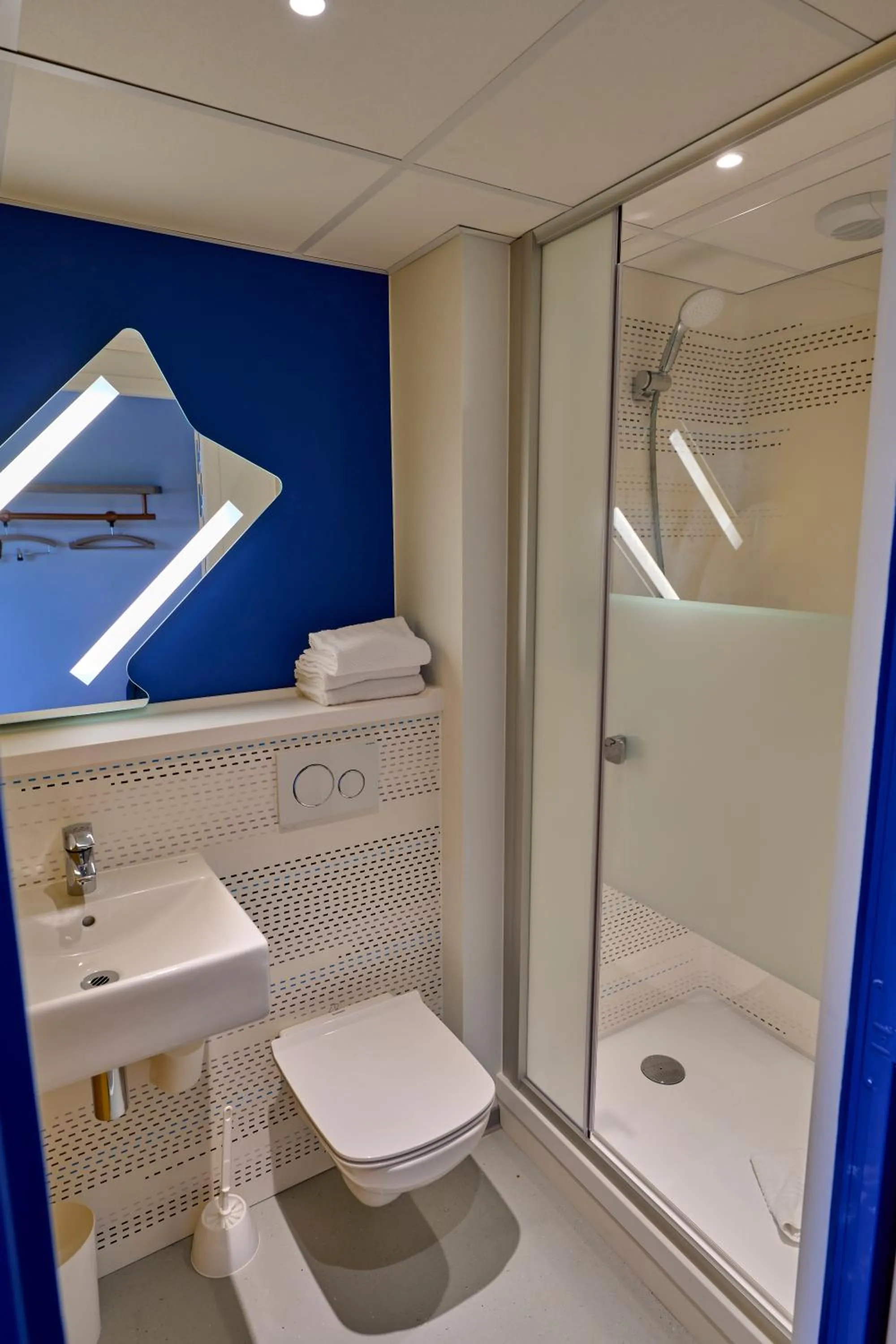 Shower in Ibis Budget Nangy Annemasse