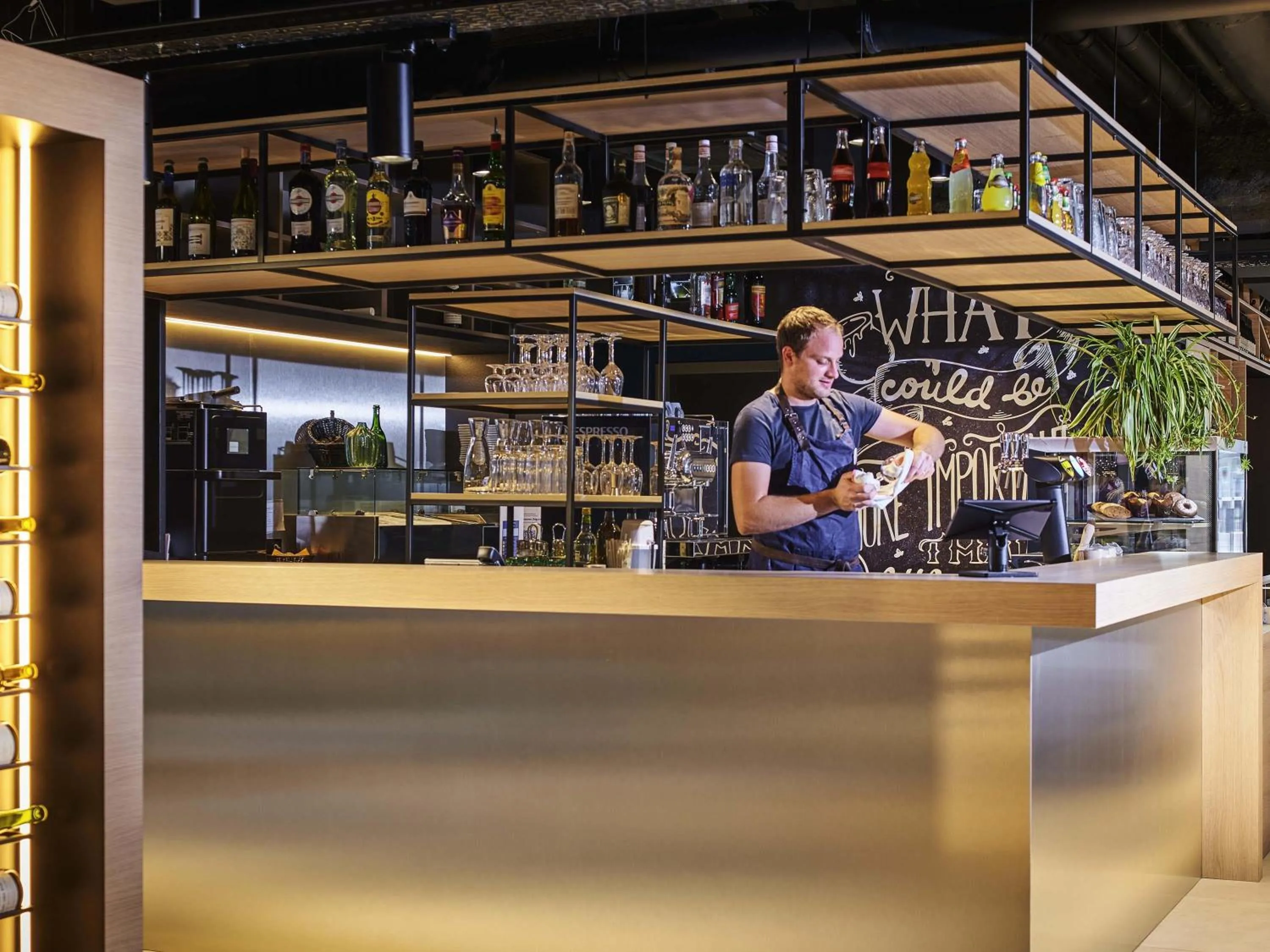 Lounge or bar in ibis Bethune Centre Gare