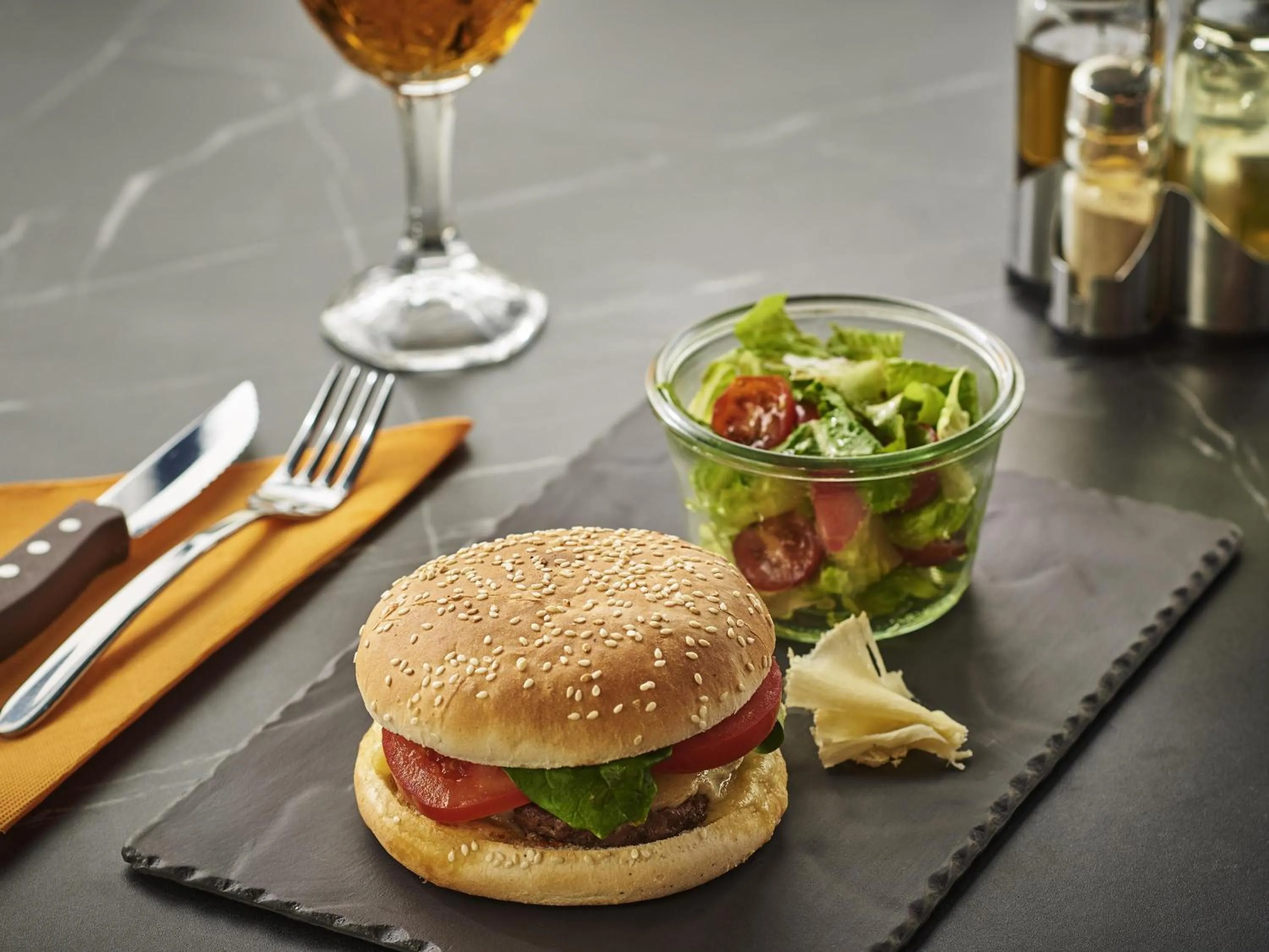 Lounge or bar in ibis Bethune Centre Gare