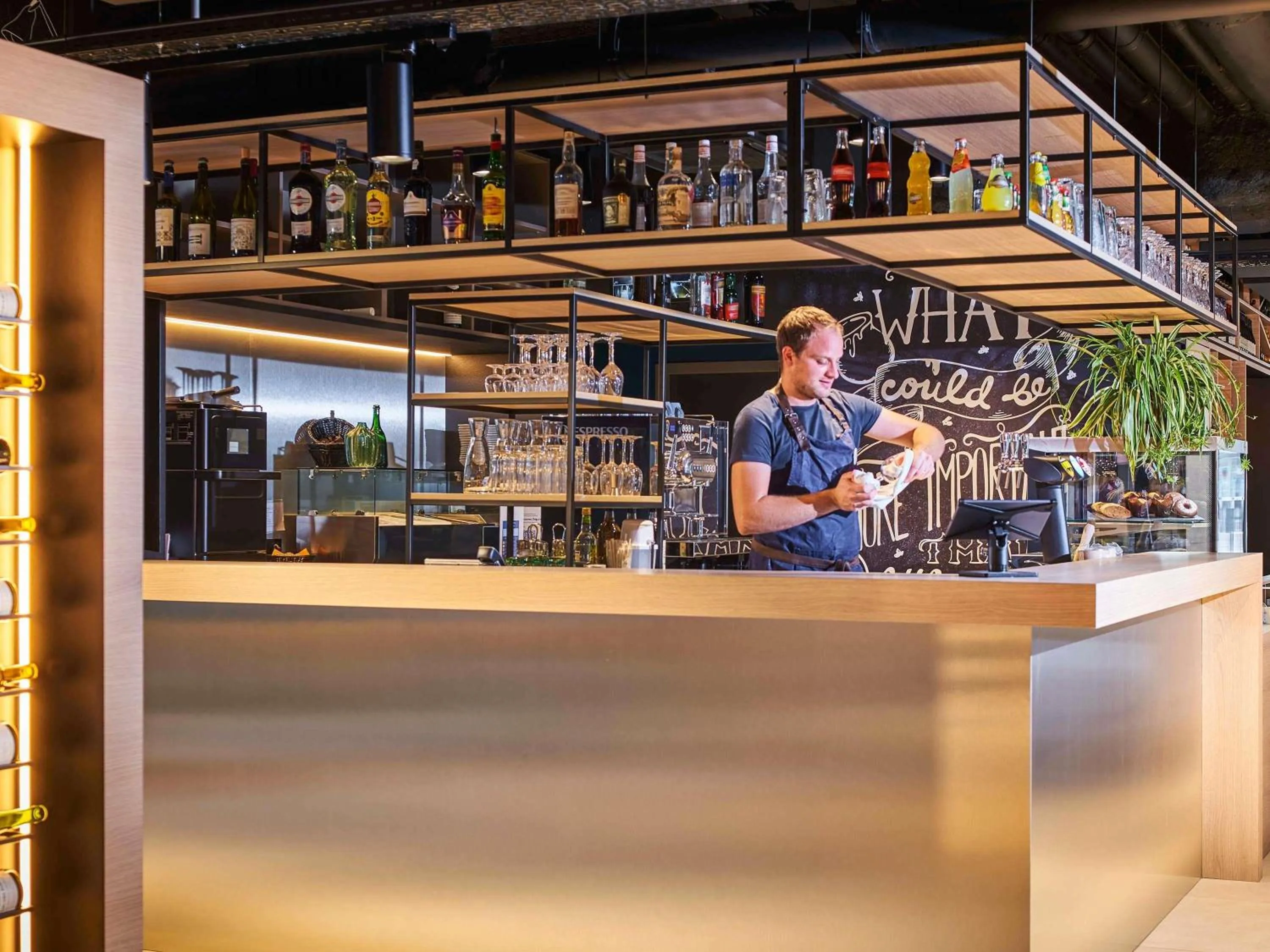 Restaurant/places to eat in ibis Bethune Centre Gare