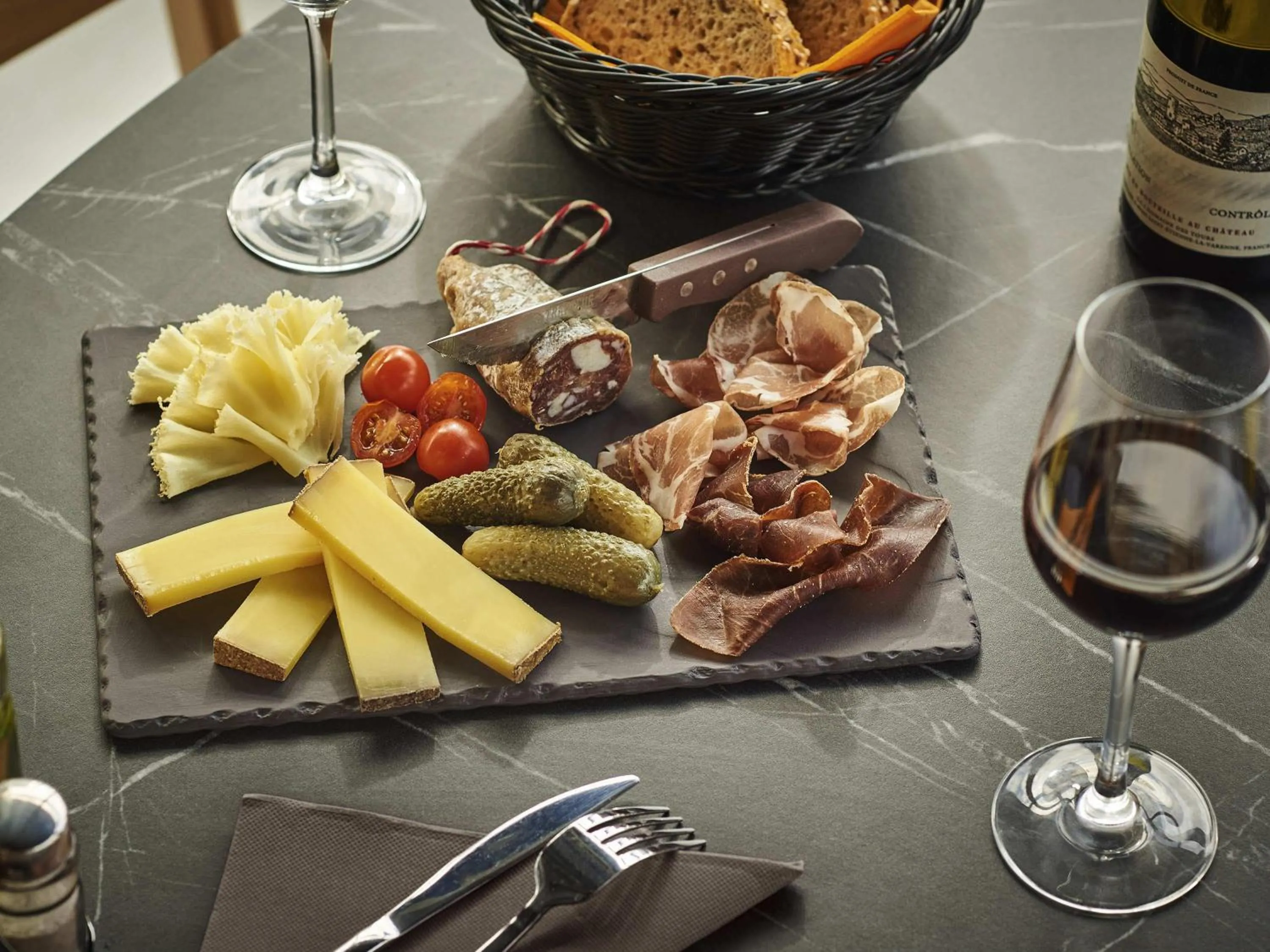 Lounge or bar in ibis Bethune Centre Gare