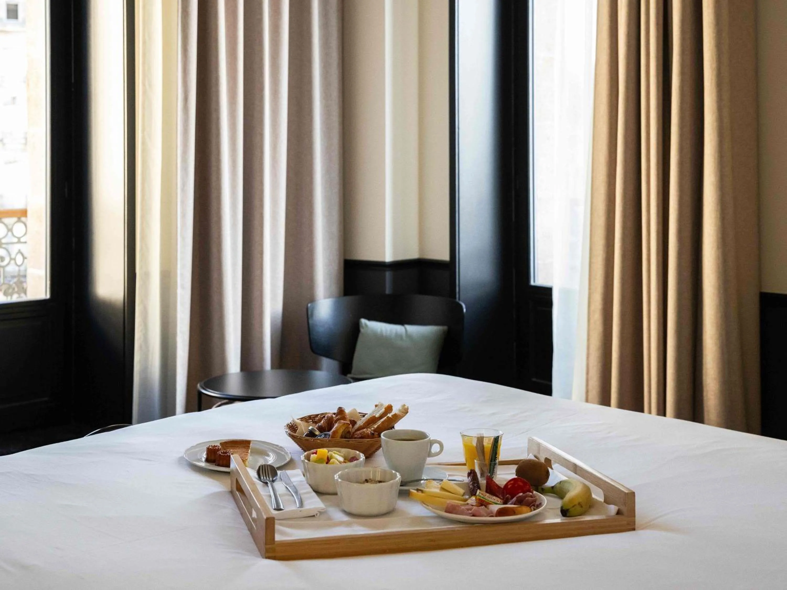Breakfast, Bed in Mercure Bordeaux Centre Gare Atlantic