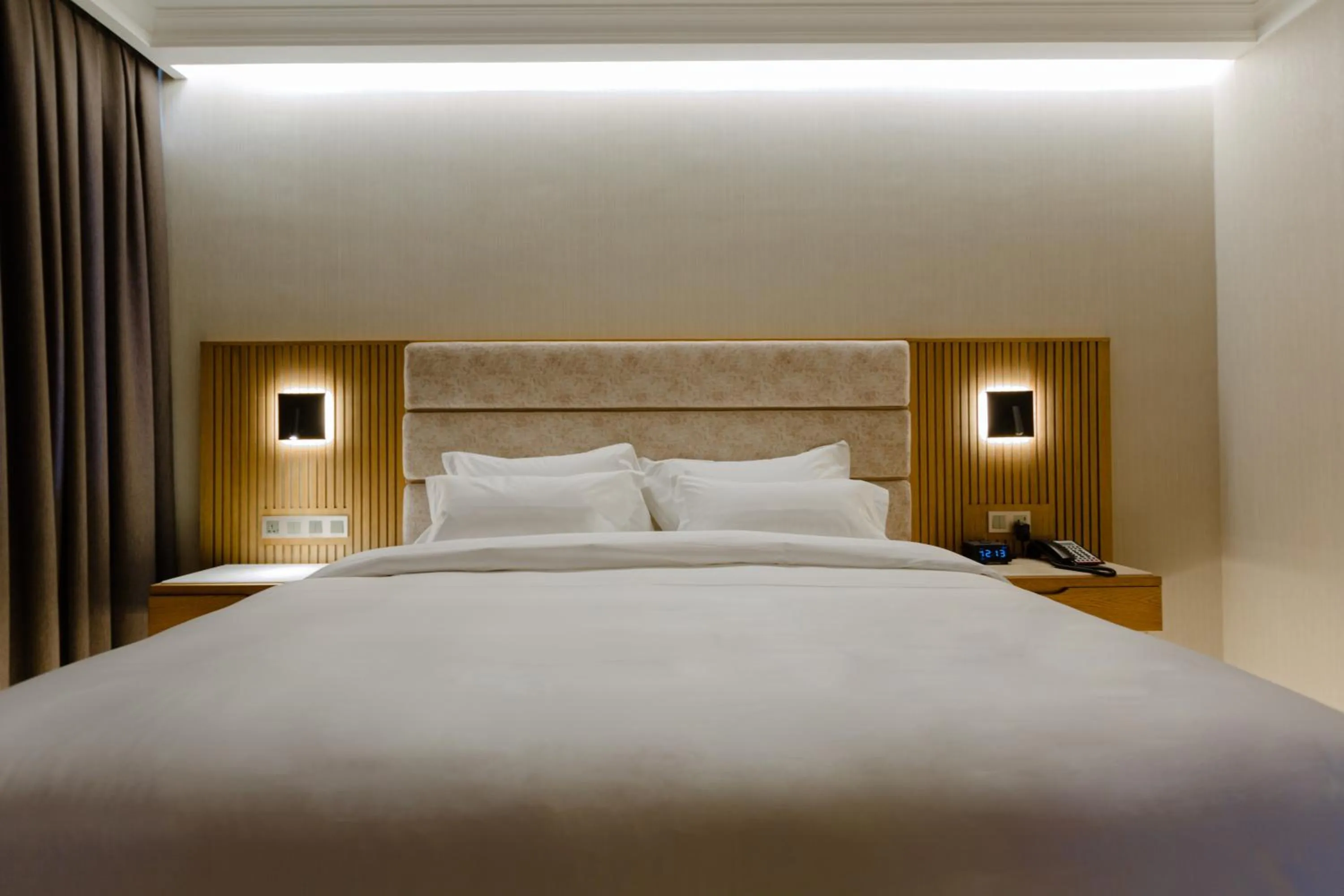 Photo of the whole room, Bed in Frankfort Hotel and Spa