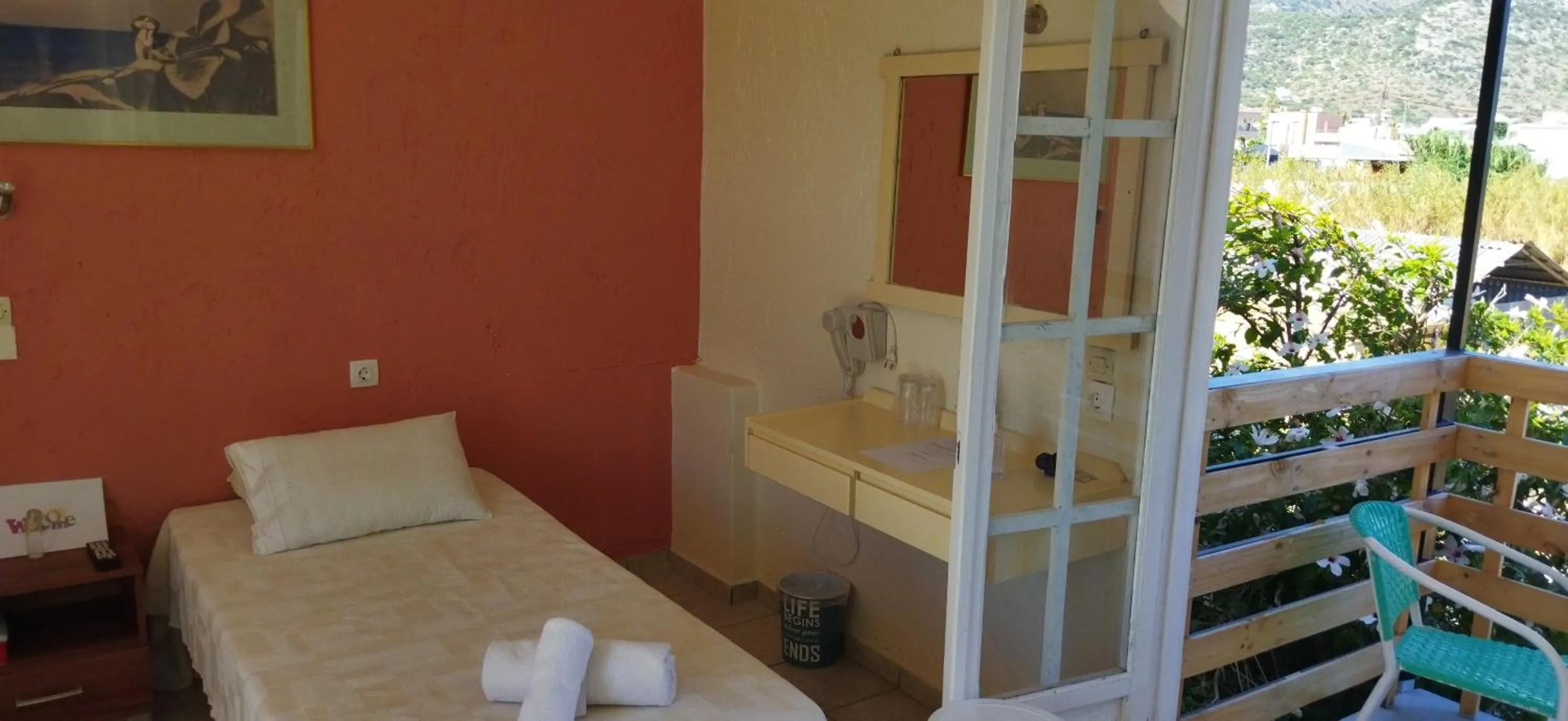 Cleo Rooms 250m from the beach