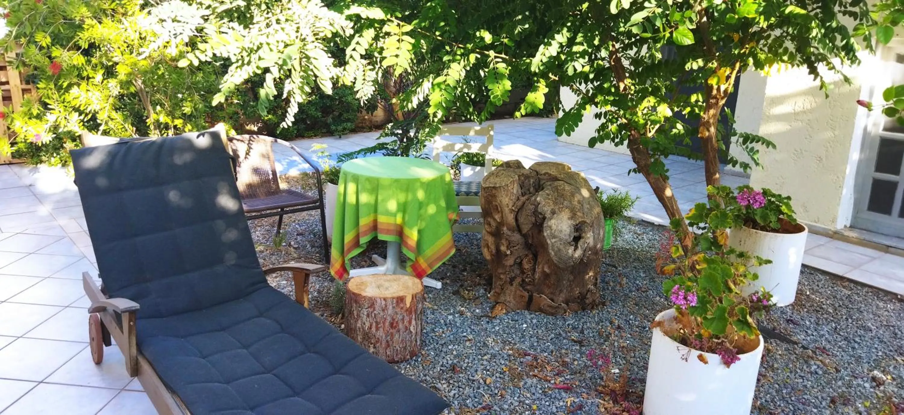 Garden in Cleo Rooms 250m from the beach