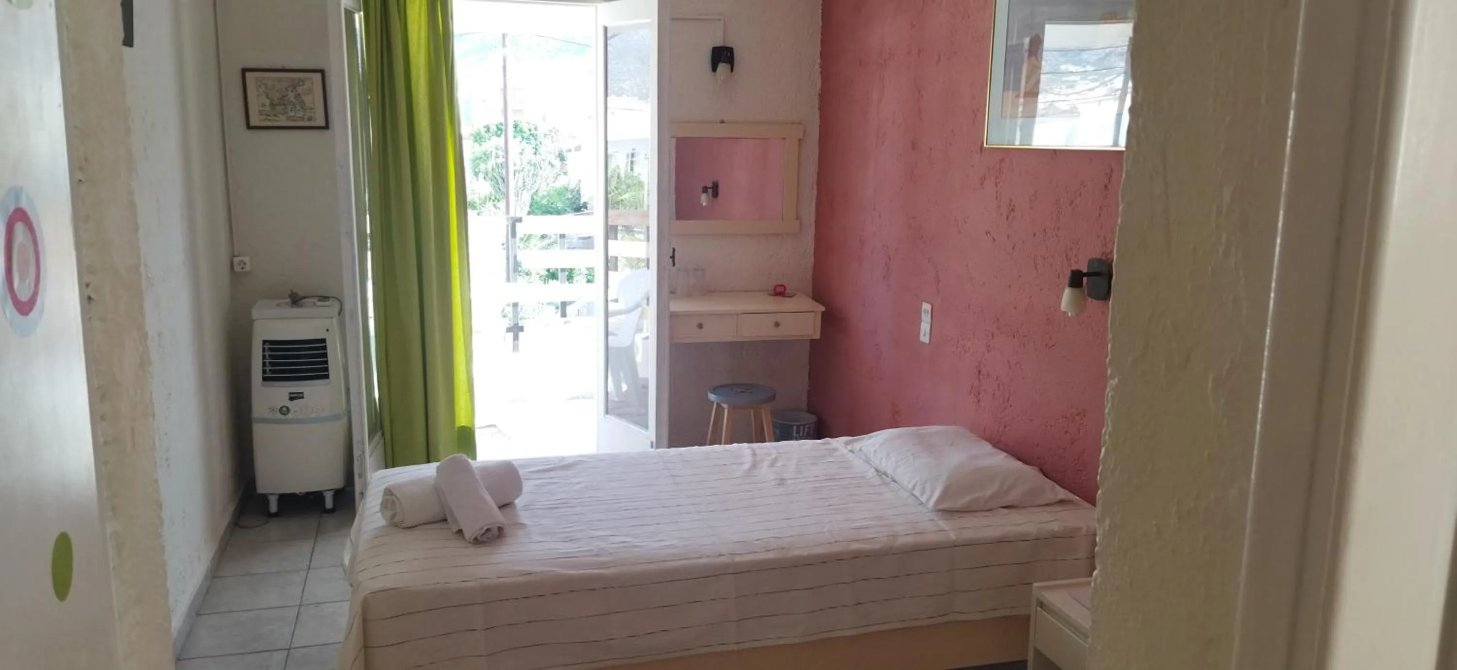 Cleo Rooms 250m from the beach