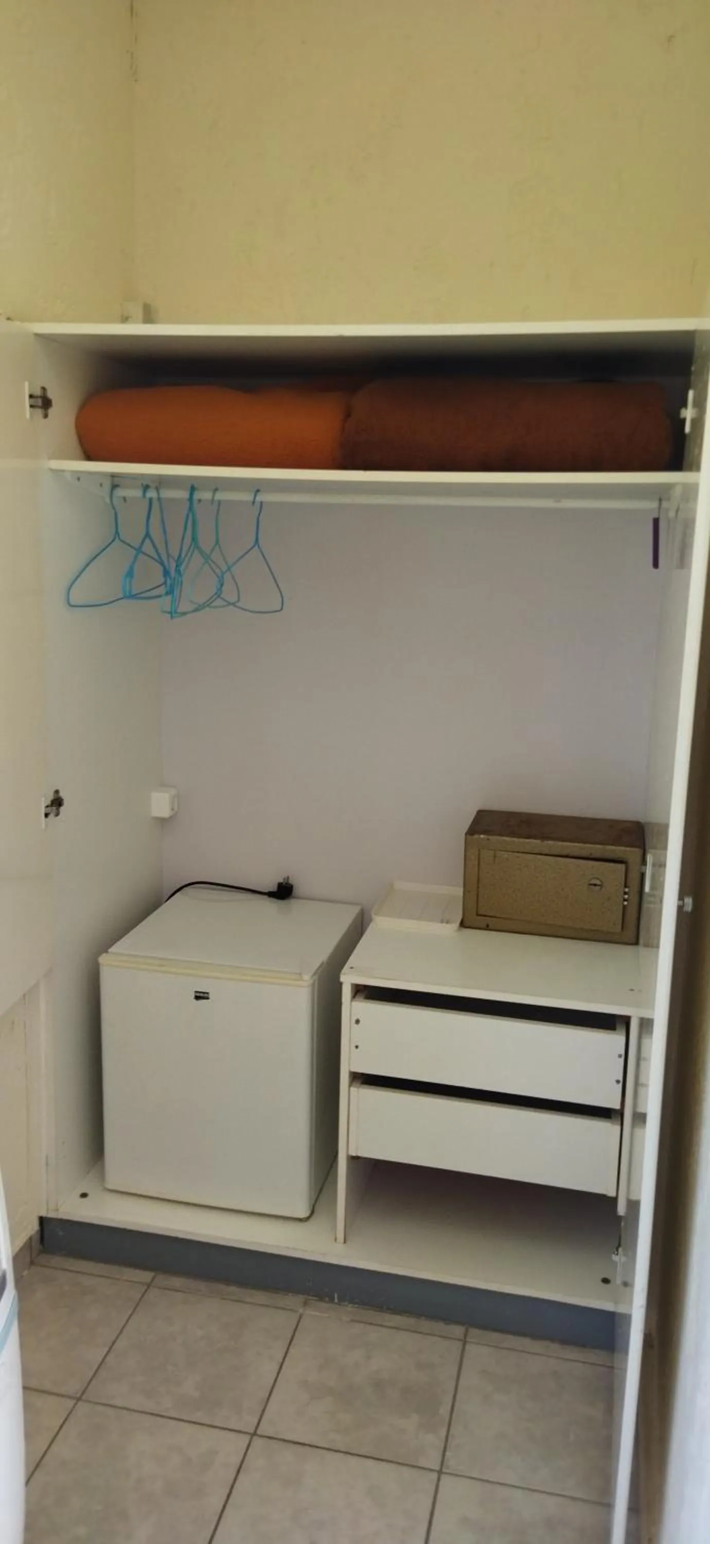 Cleo Rooms 250m from the beach